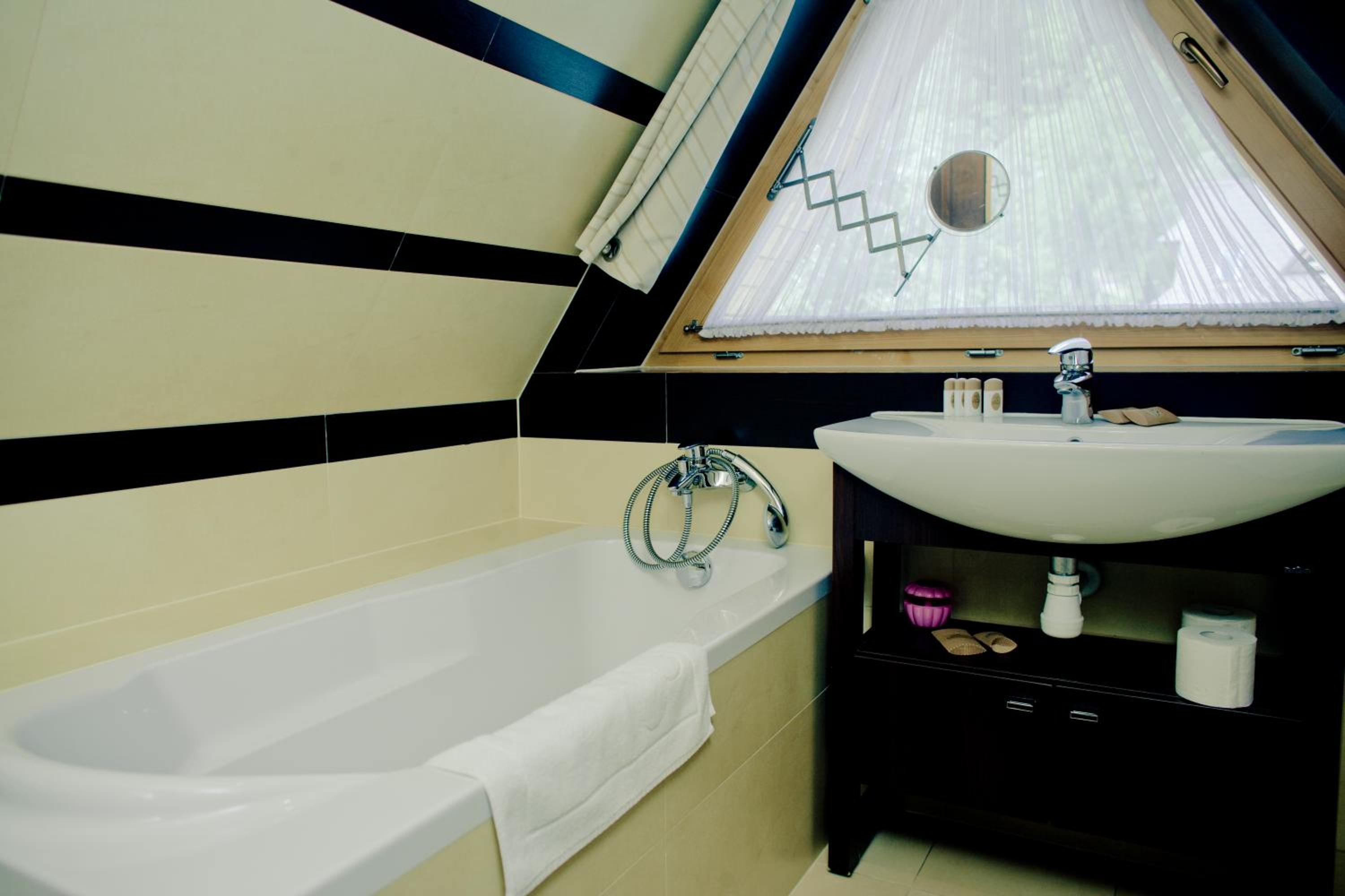 One-Bedroom Apartment with Twin Beds - Photo 37