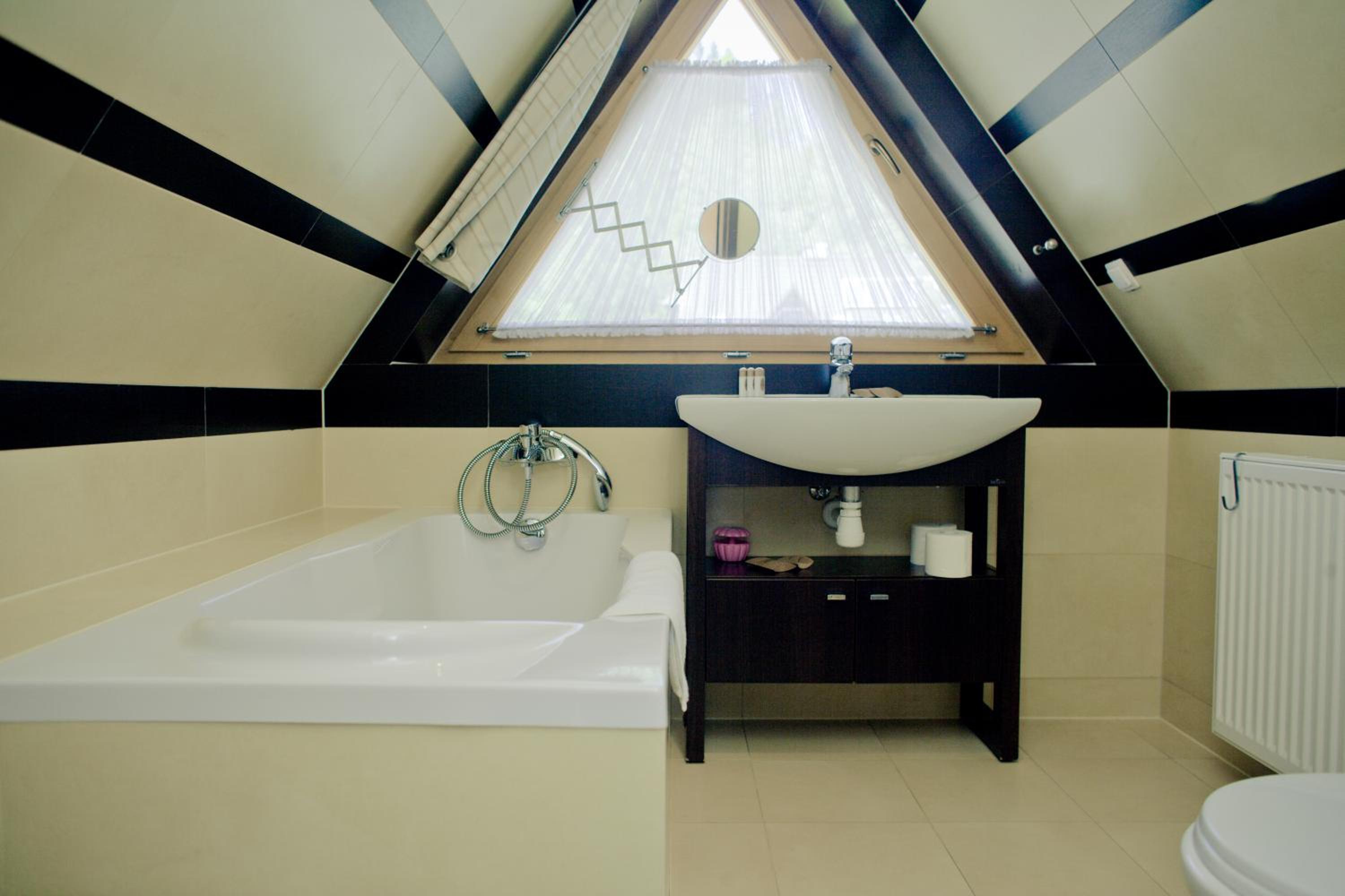 One-Bedroom Apartment with Twin Beds - Photo 36