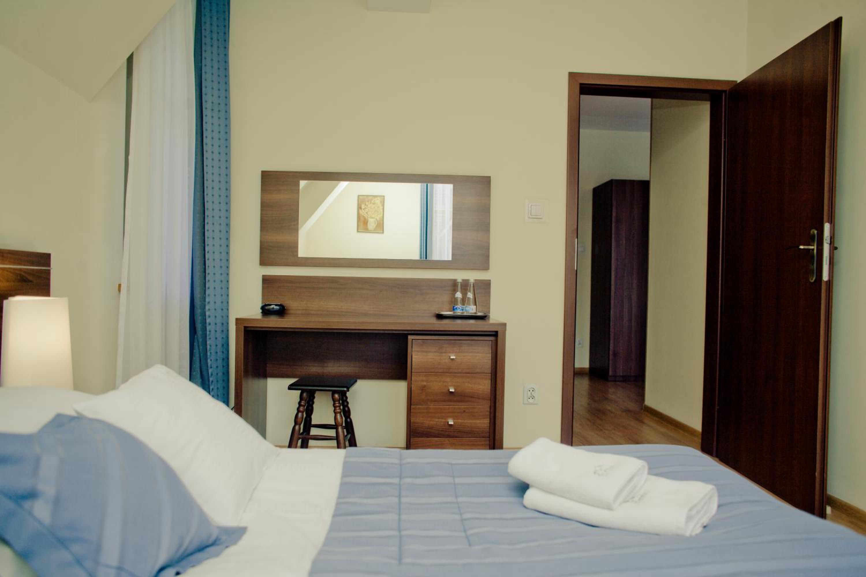 One-Bedroom Apartment with Twin Beds - Photo 32