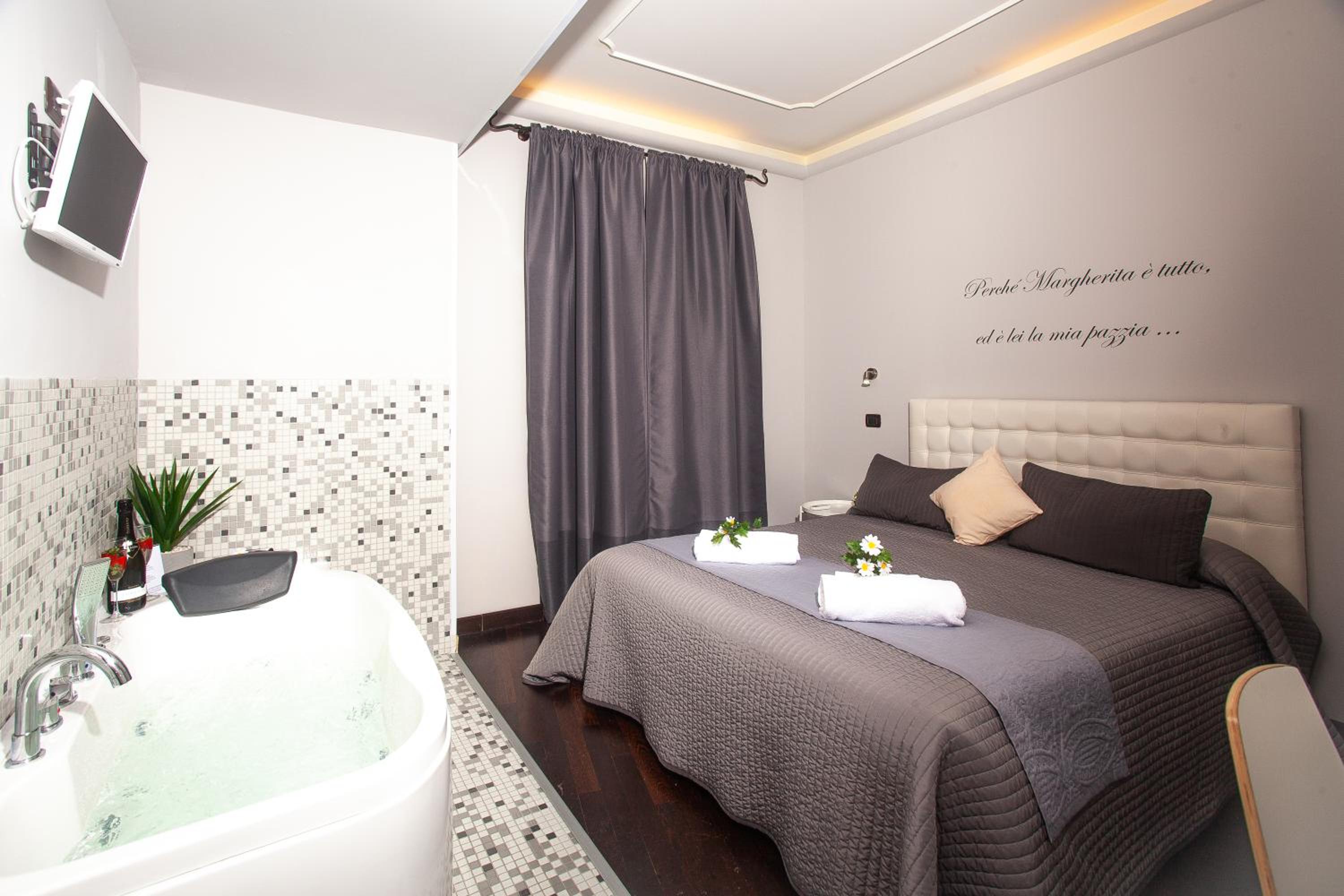 Deluxe Double Room with Bath photo 2