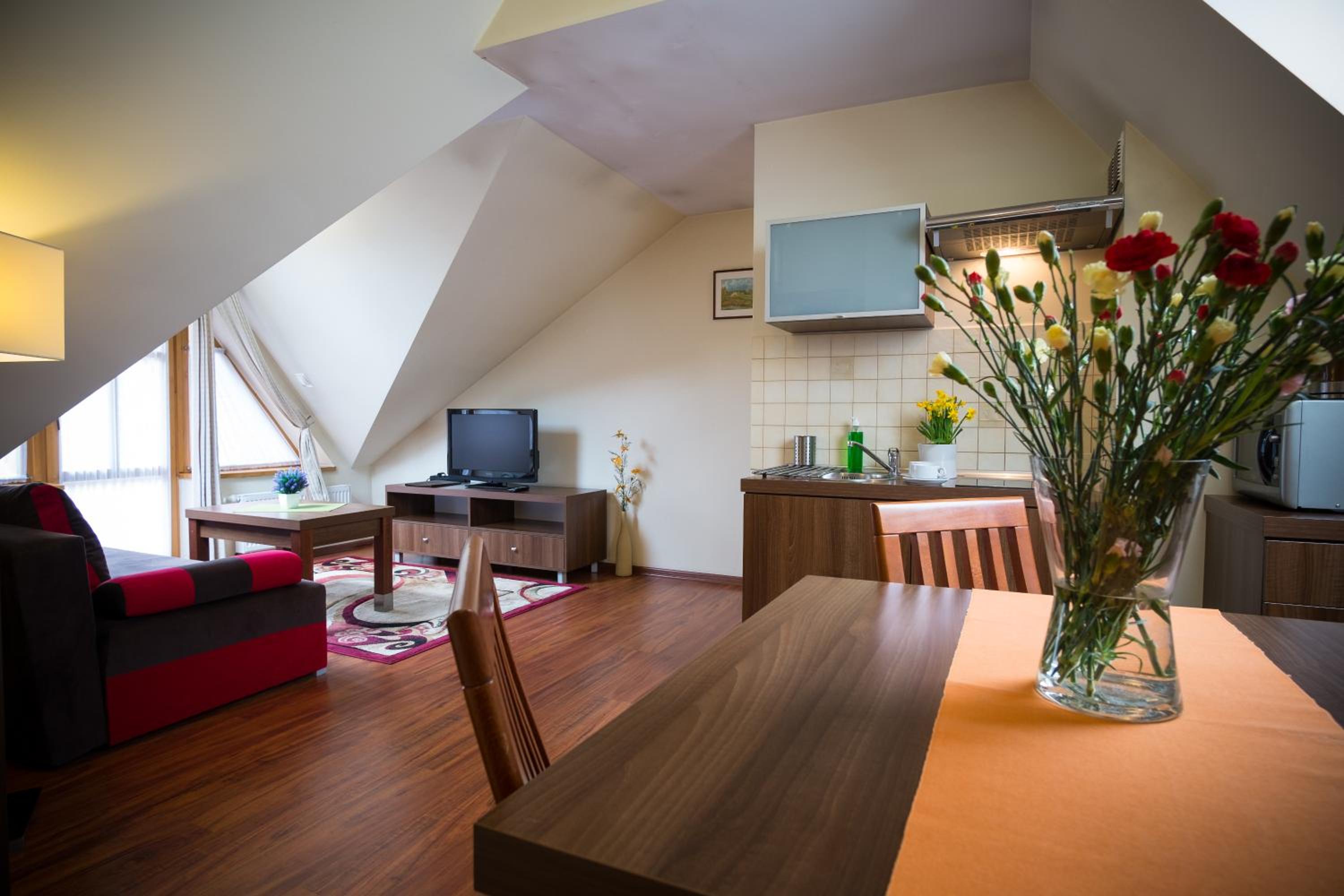 One-Bedroom Apartment with Twin Beds - Photo 28
