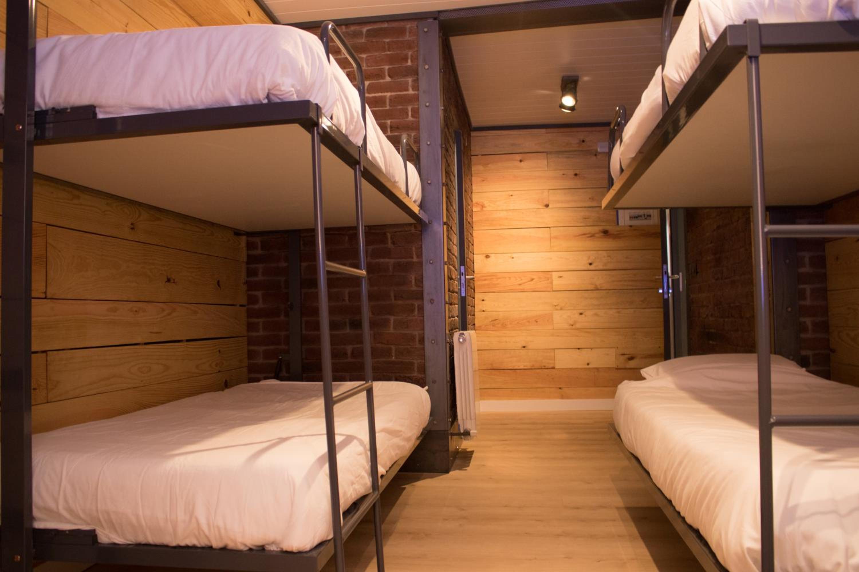 Quadruple Room with Private Bathroom - Photo 6