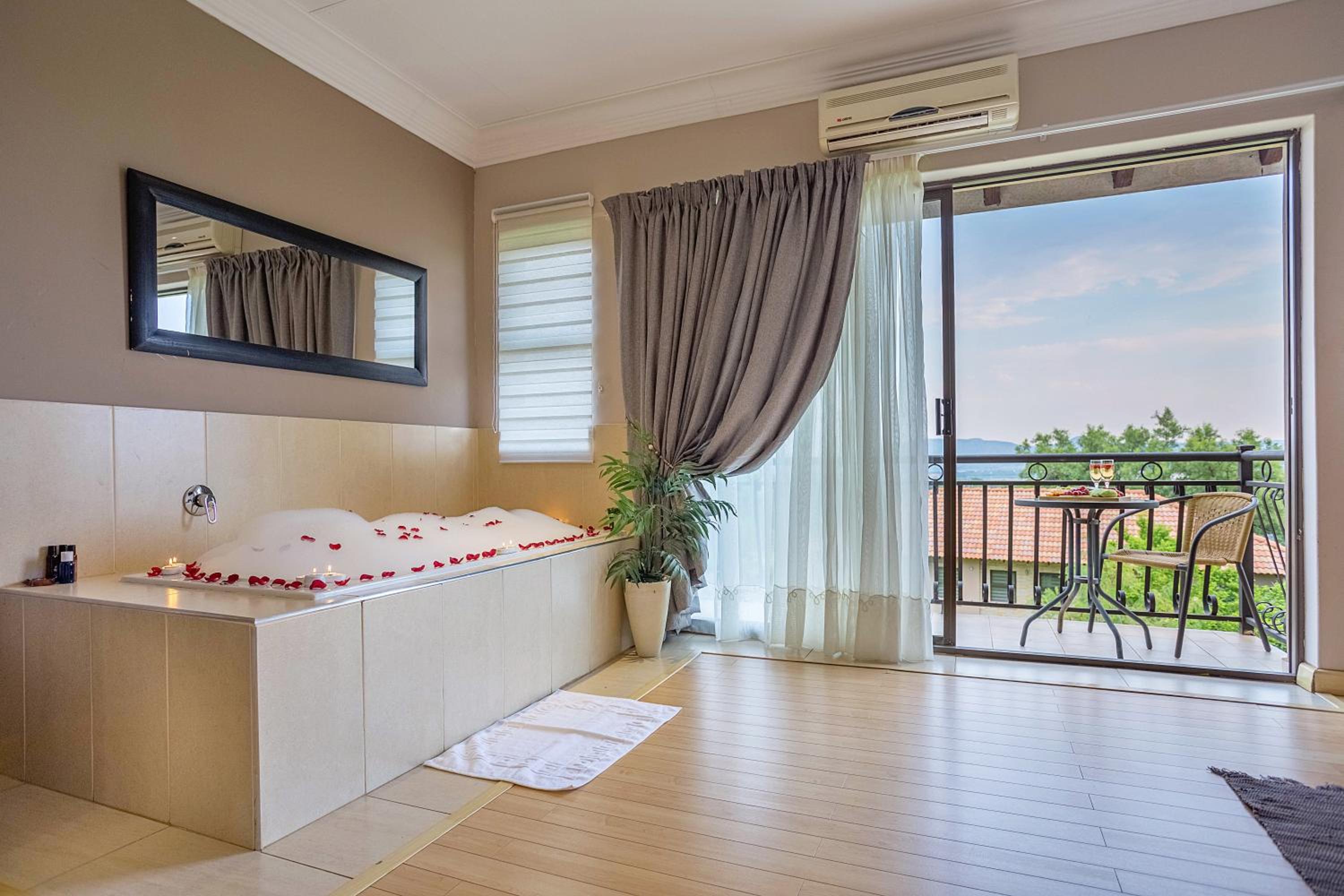 Suite with Lake View - Photo 9