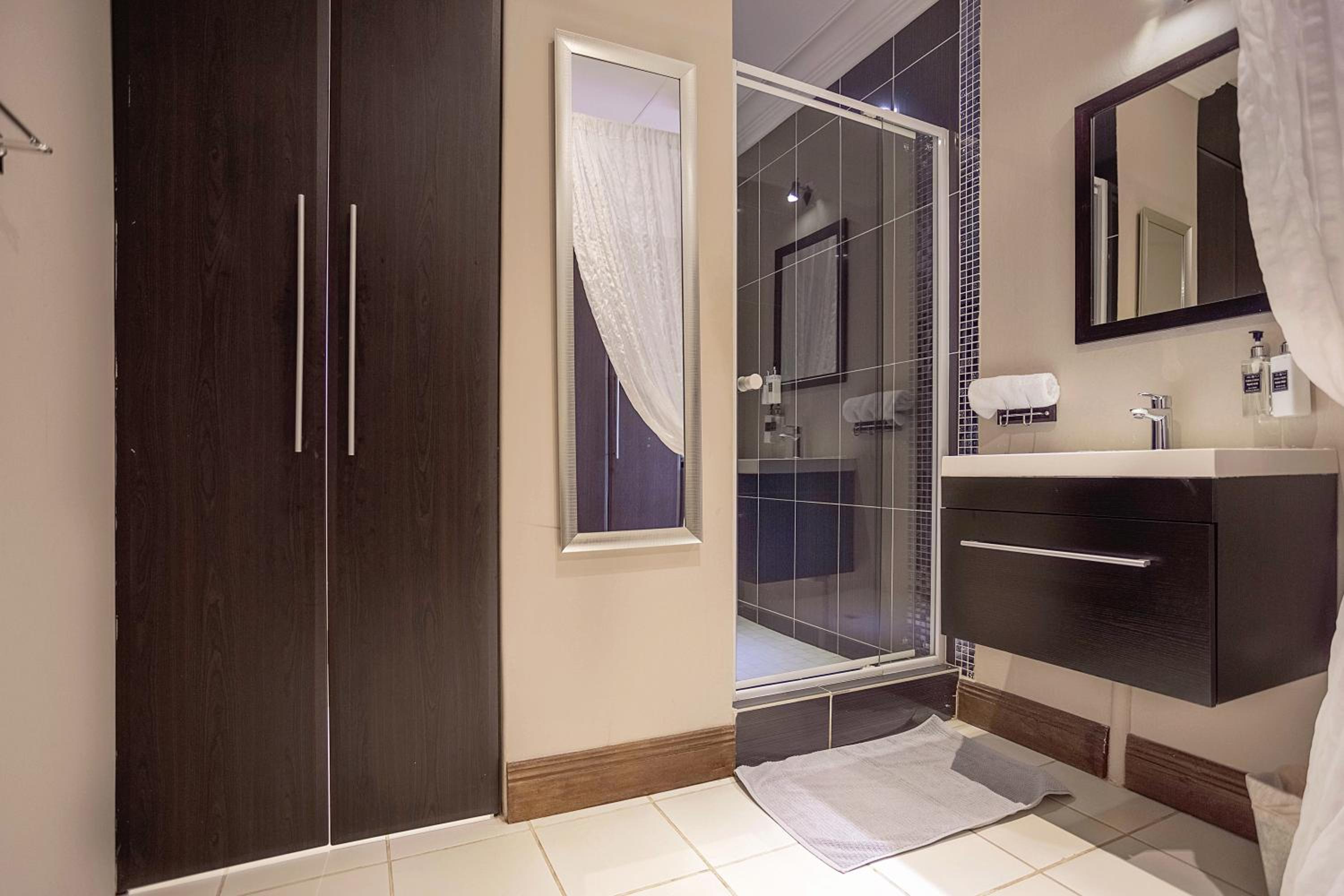 Suite with Lake View - Photo 7
