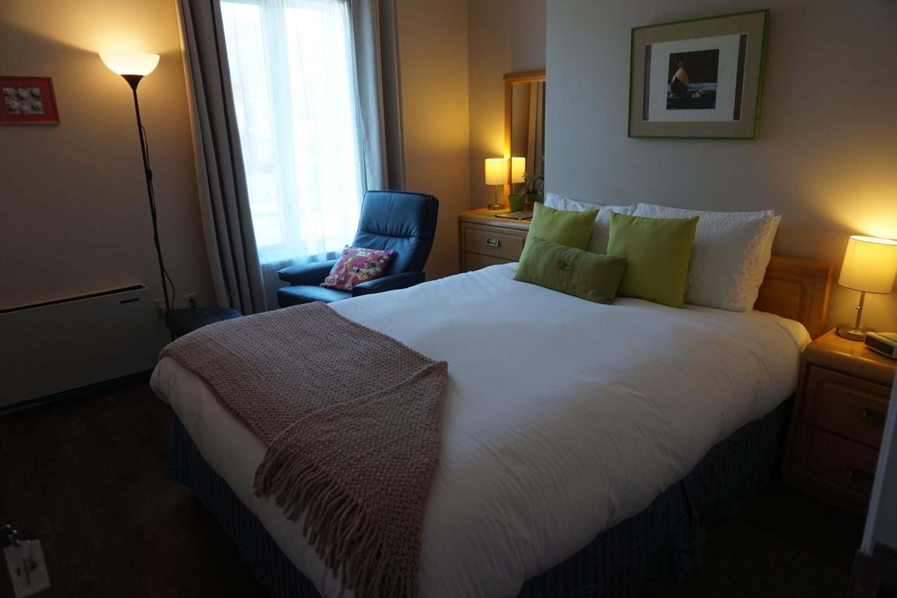 Economy Room with One Queen Bed photo 2