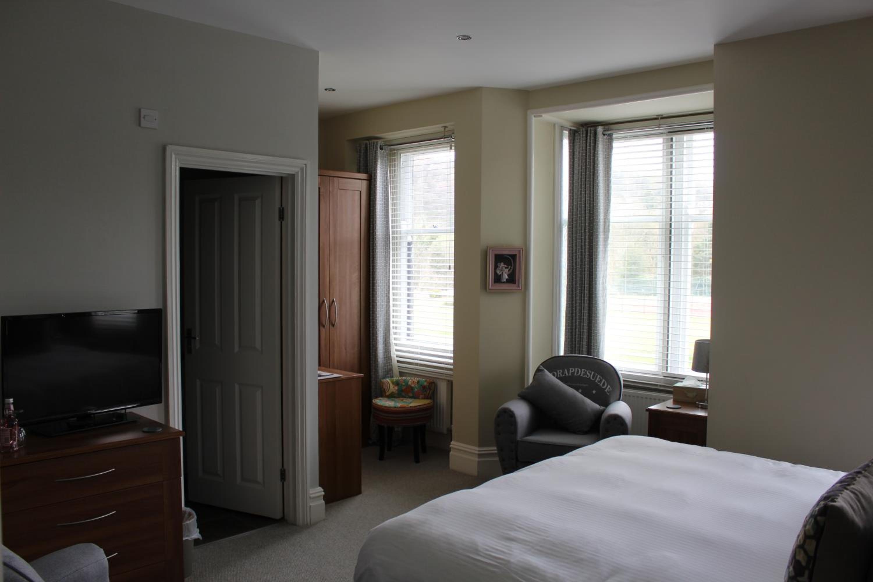 Large Double Room 2 - Photo 7