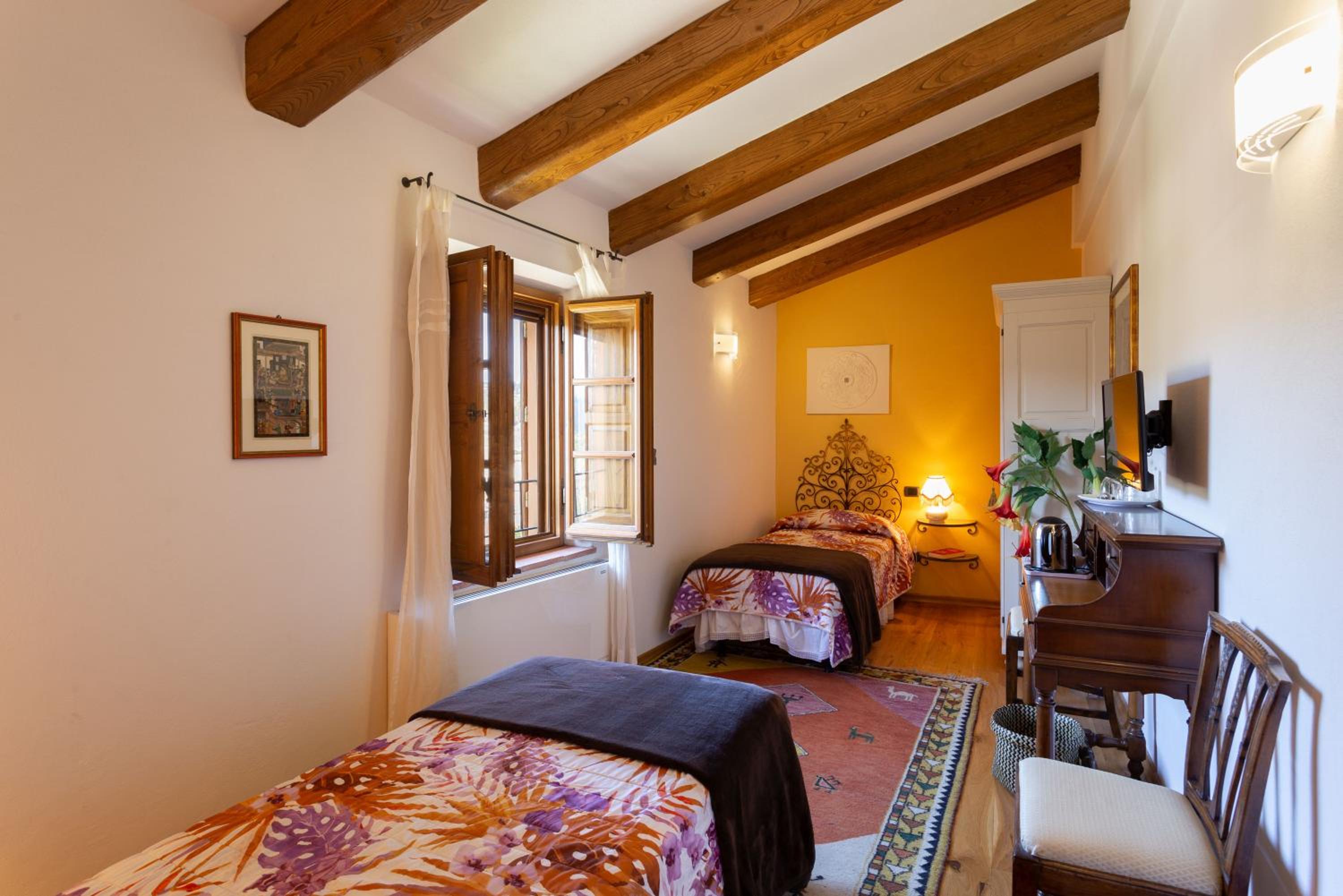 Twin Room with Private Bathroom photo 3