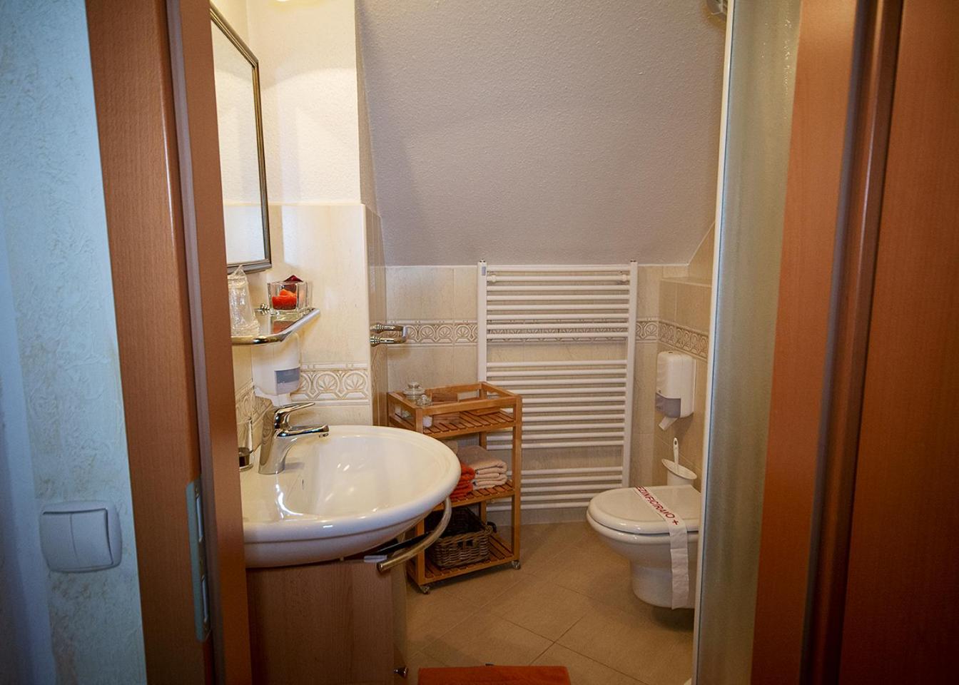 Double or Twin Room - Photo 9