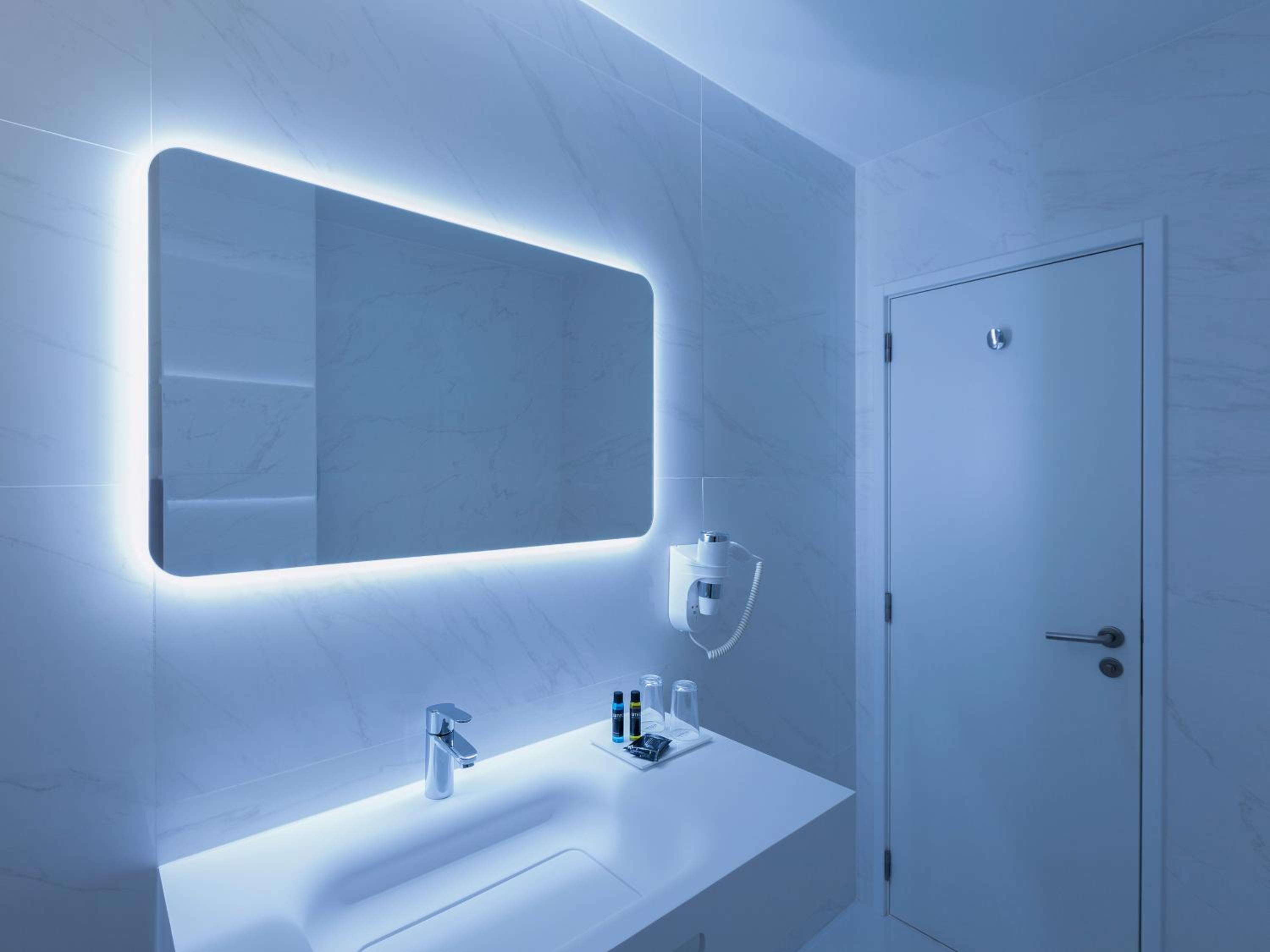Standard Double or Twin Room - Photo 9