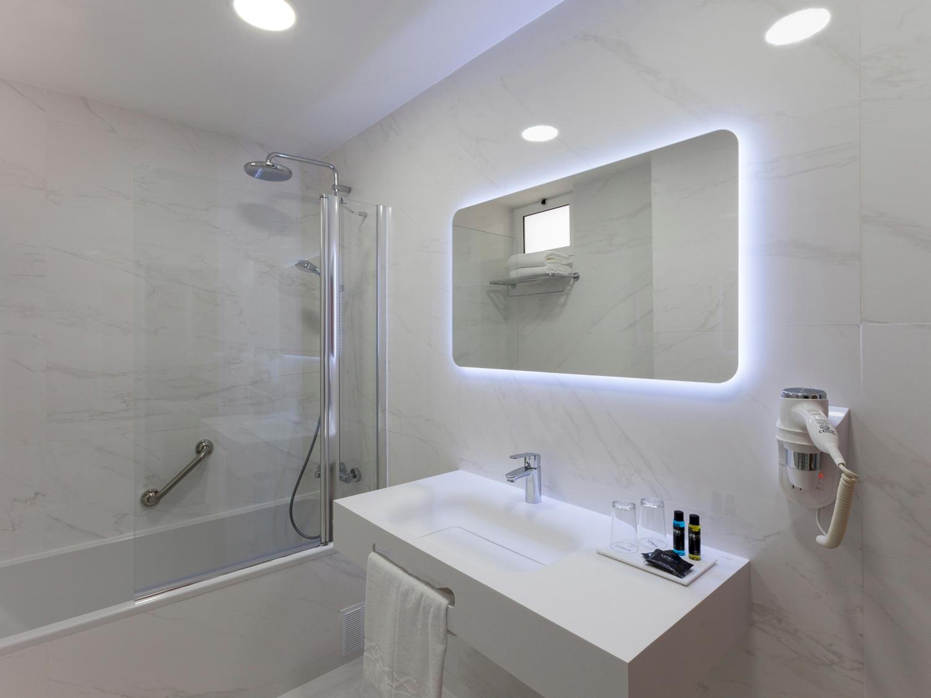 Standard Double or Twin Room - Photo 8