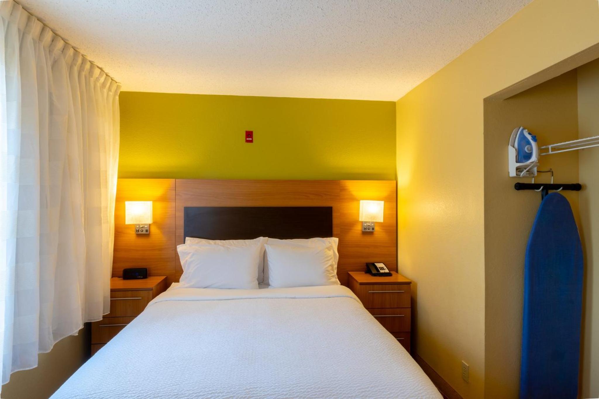 One-Bedroom Queen Suite -Non-Smoking photo 2