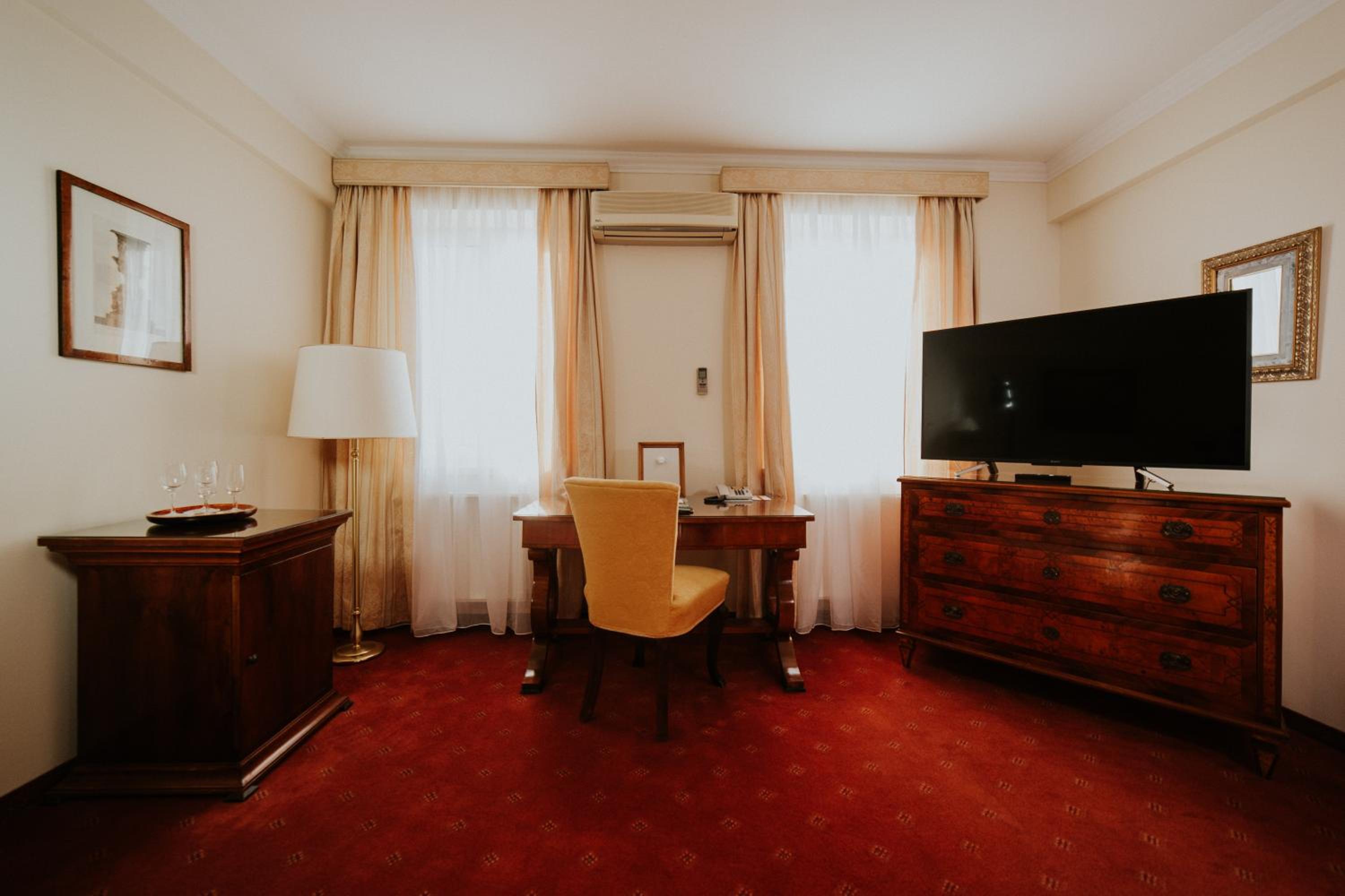 One-Bedroom Apartment - Photo 4
