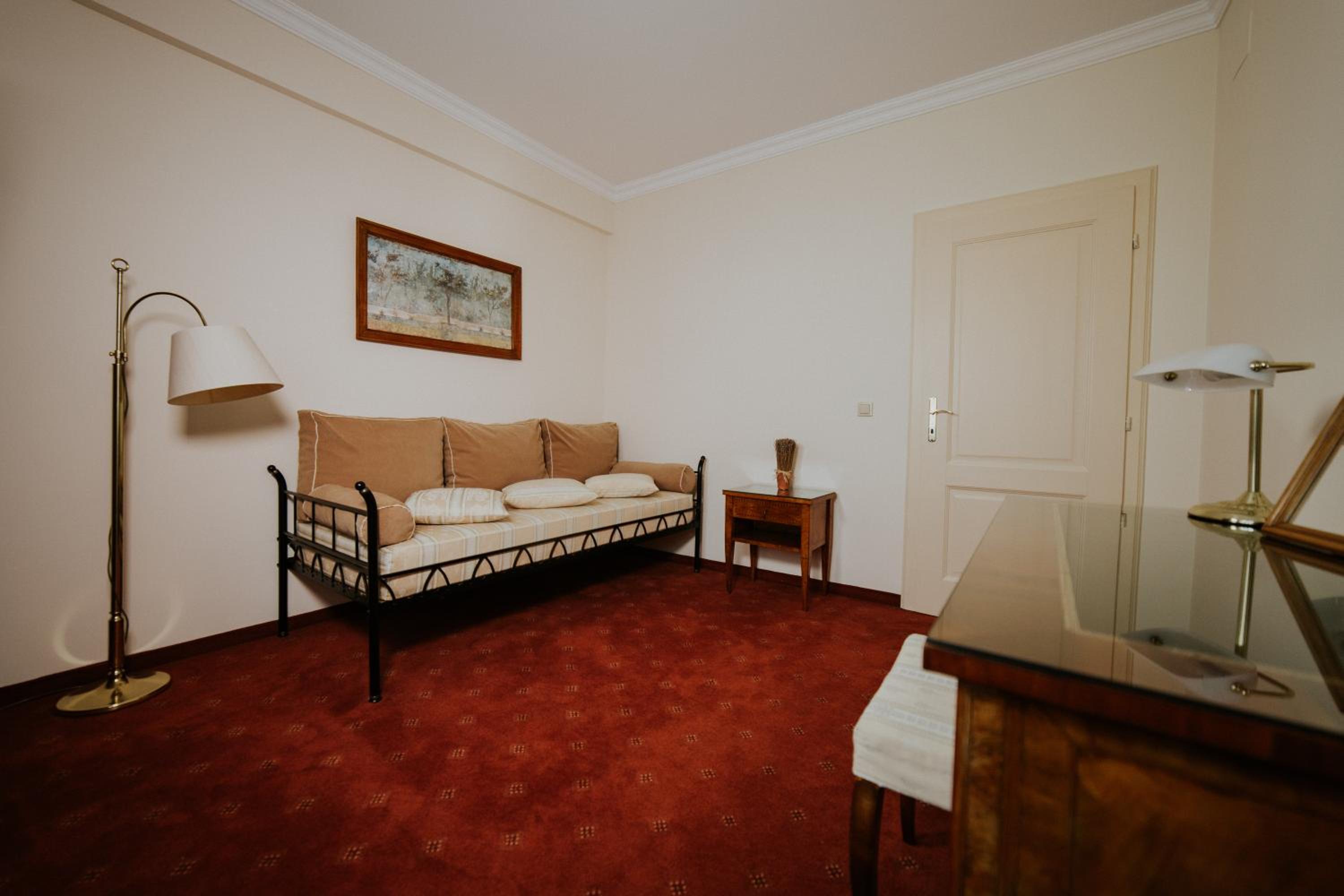 One-Bedroom Apartment - Photo 7