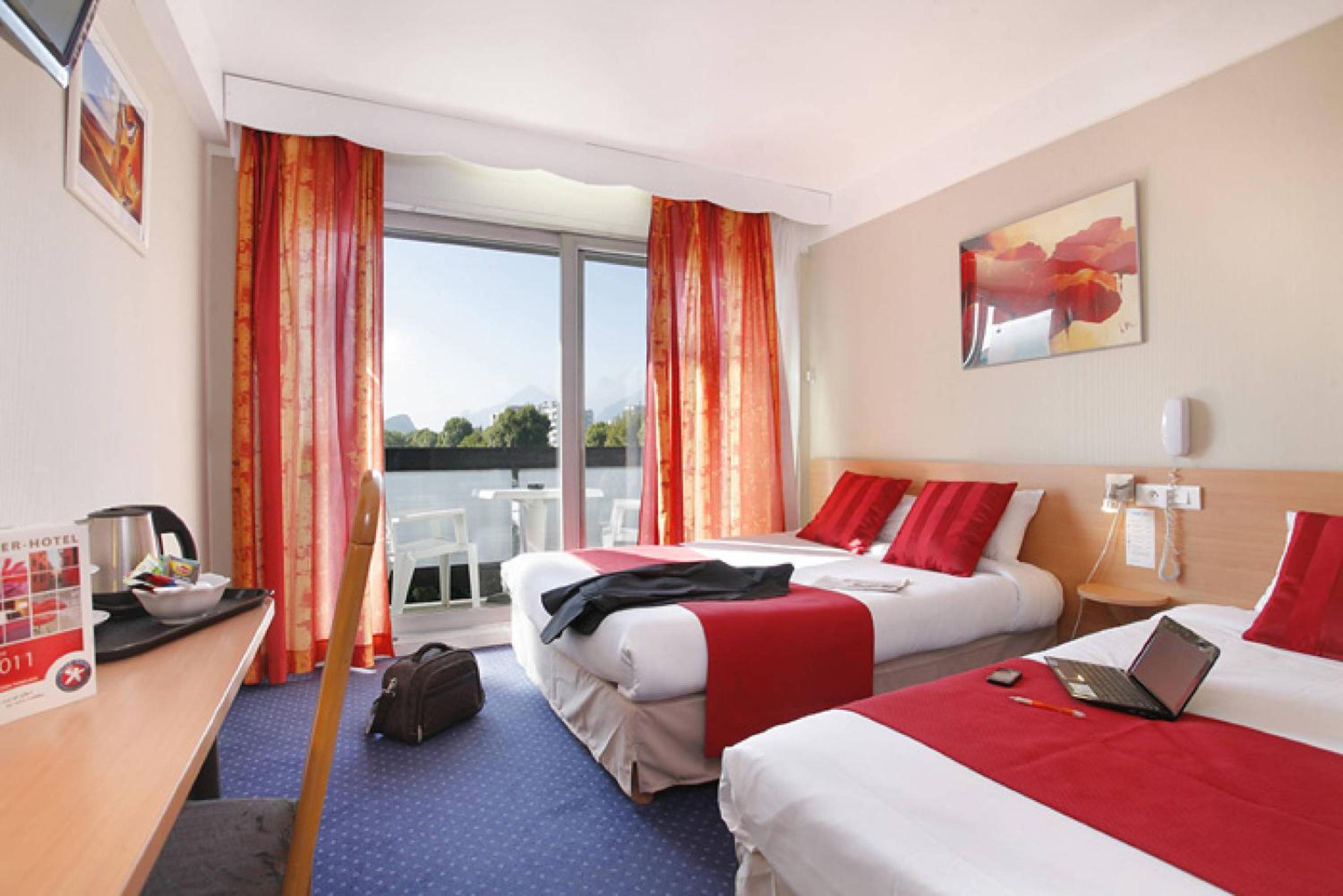 Triple Room (1 Double Bed + 1 Single Bed) - Photo 7
