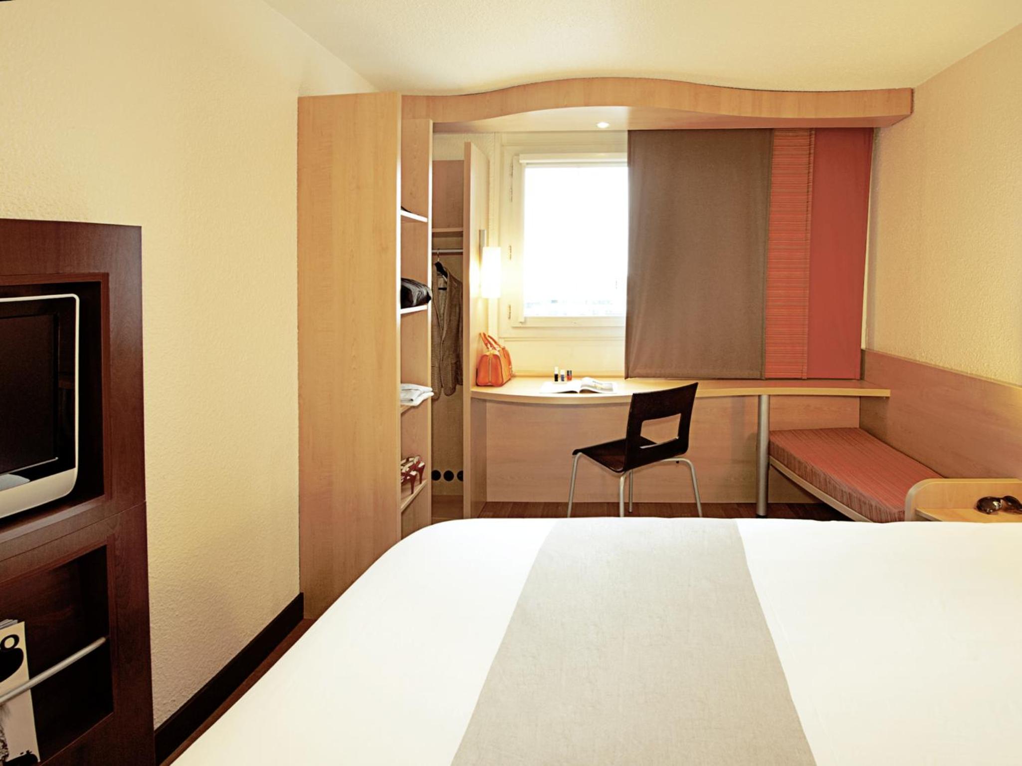 Standard Double Room thumbnail 5
