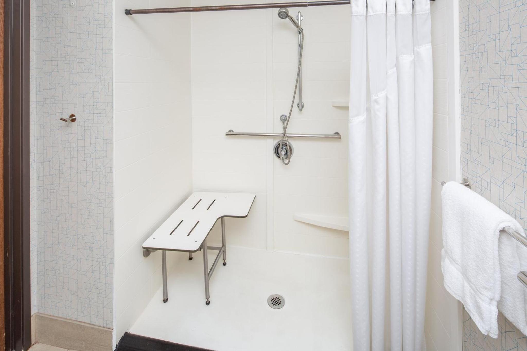 Twin Room with Mobility Accessible Roll In Shower - Non-Smoking