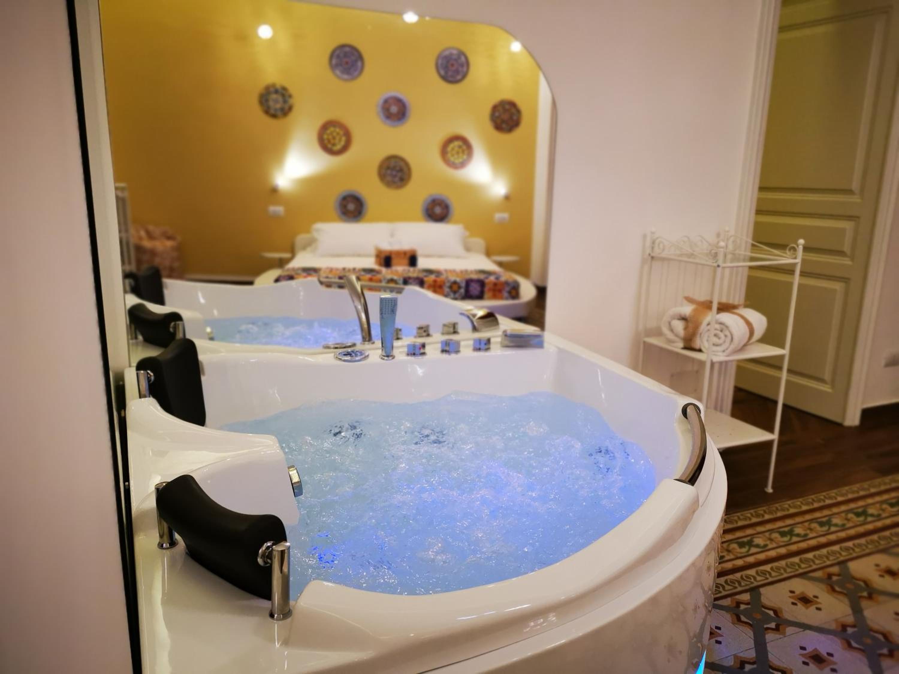 King Suite with Spa Bath - Photo 4