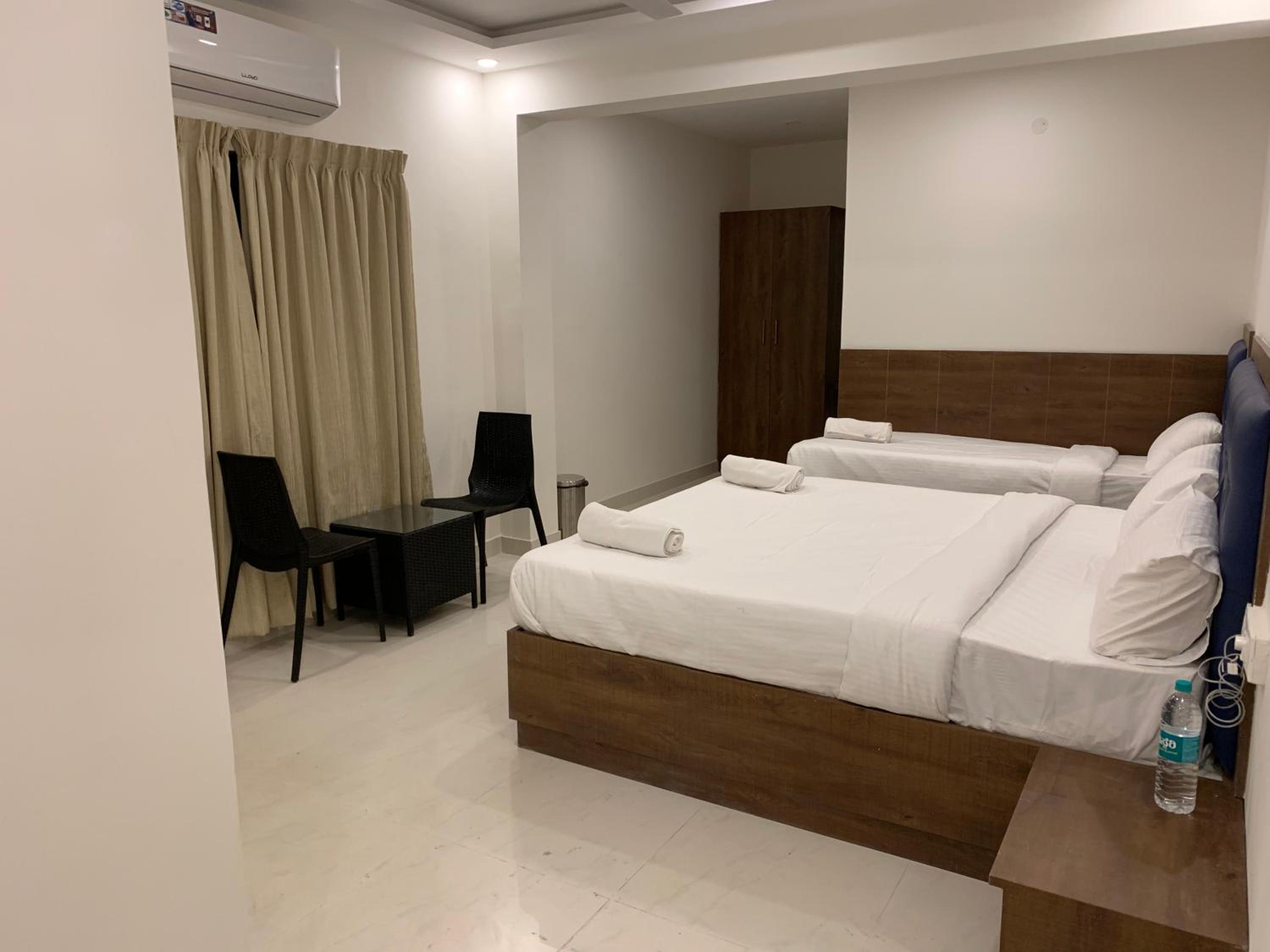 Standard King Room - Photo 6
