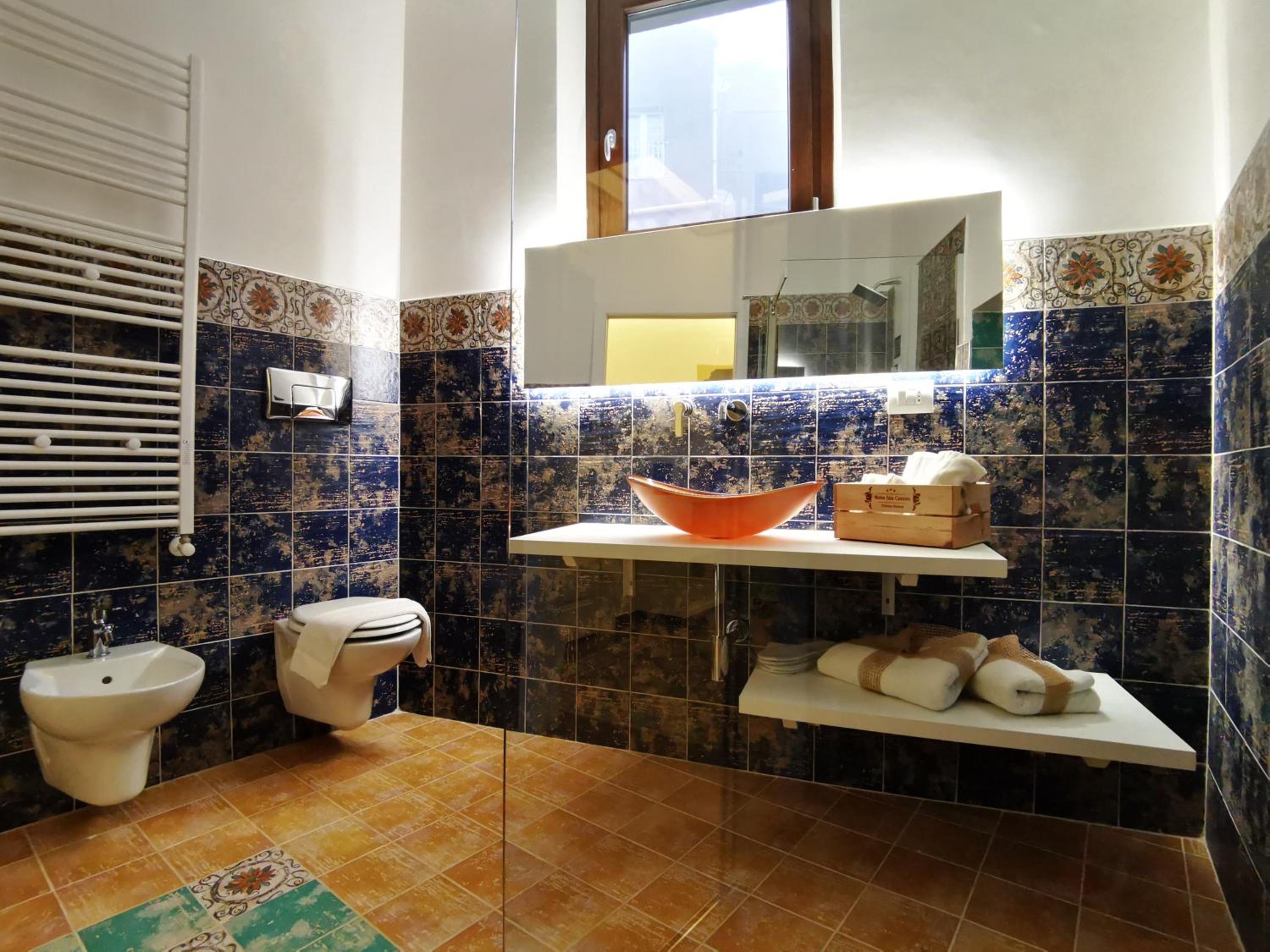 Deluxe Suite with Spa Bath - Photo 6