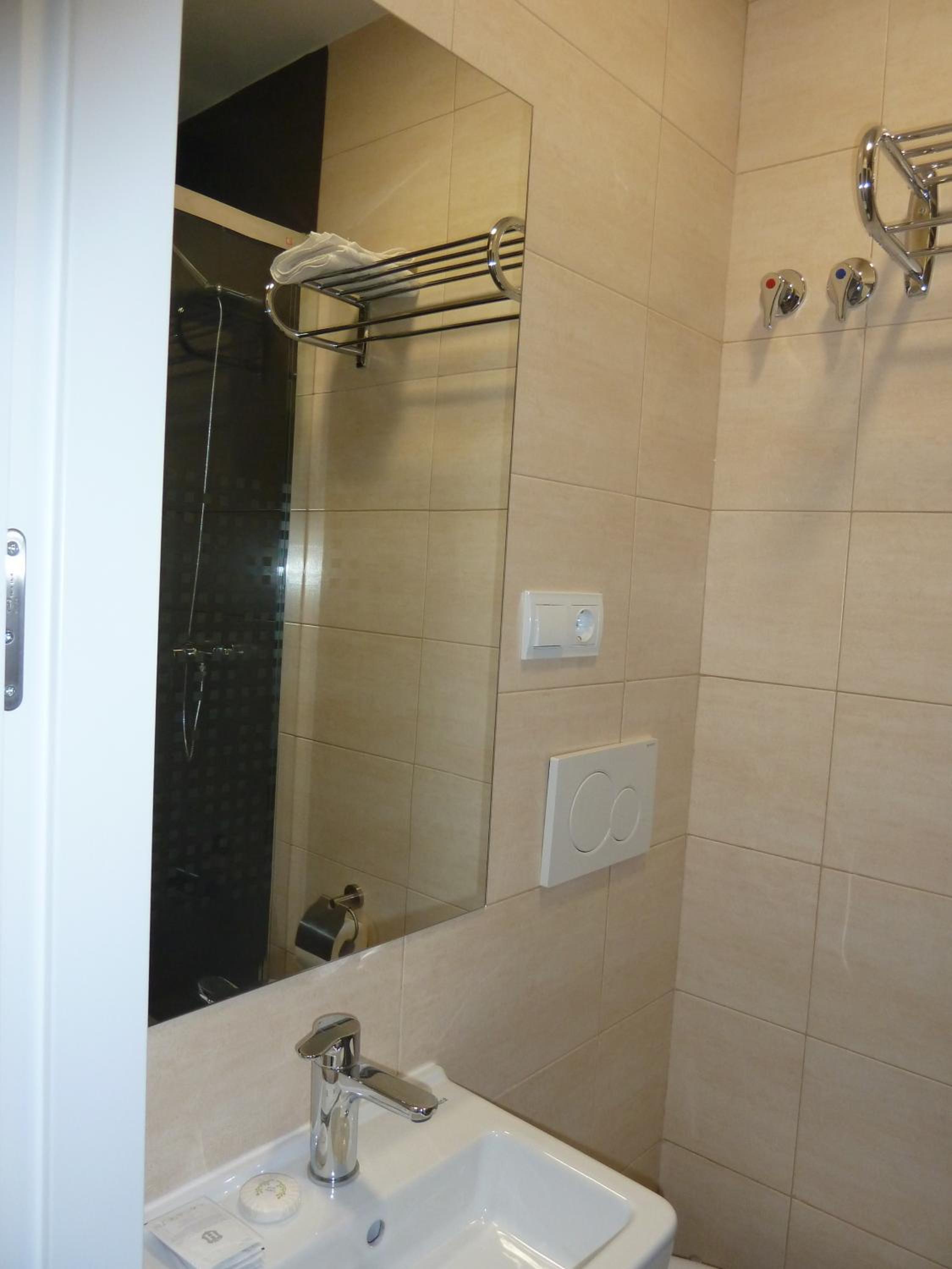 Double or Twin Room - Photo 7