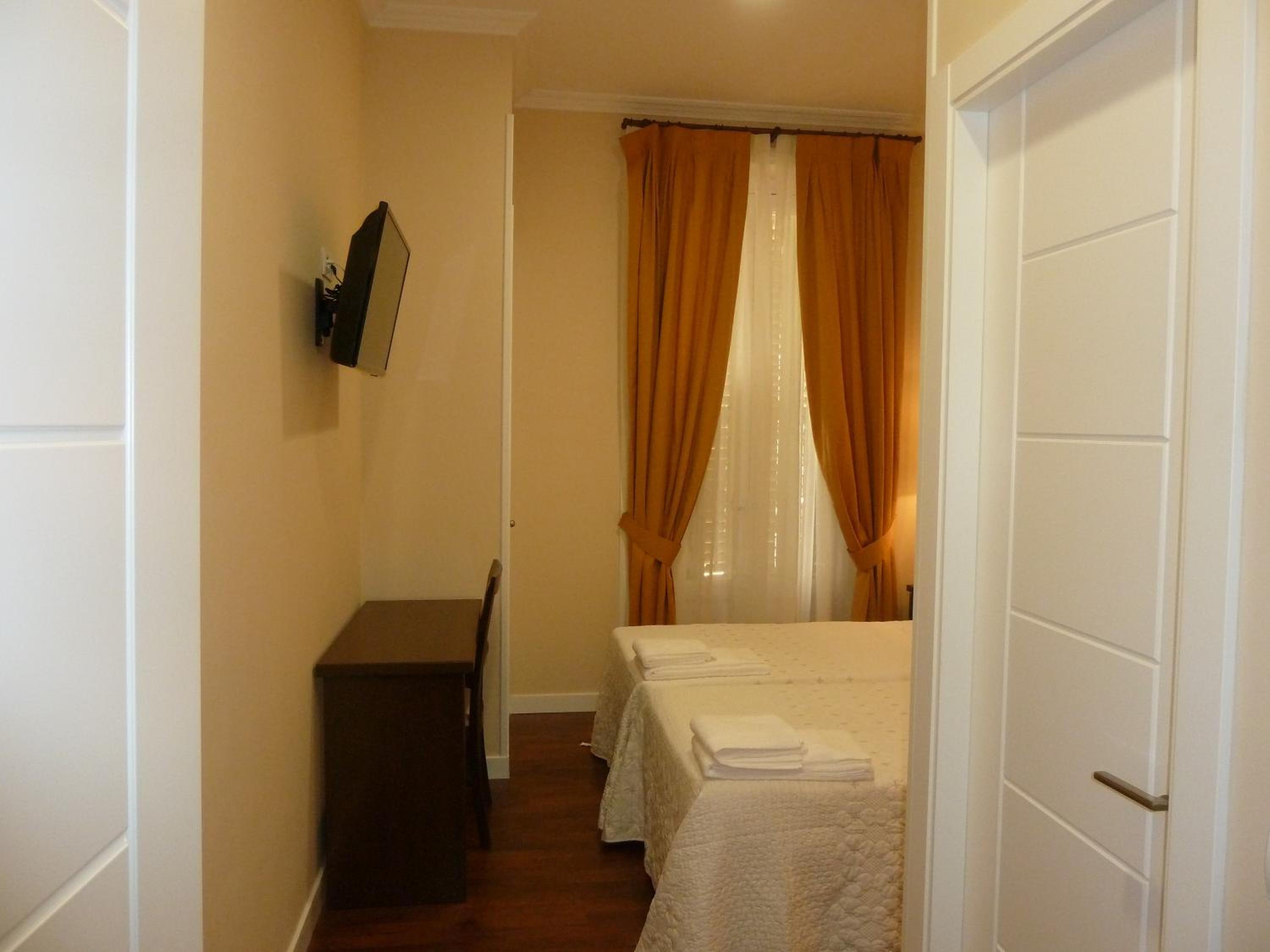 Double or Twin Room - Photo 10