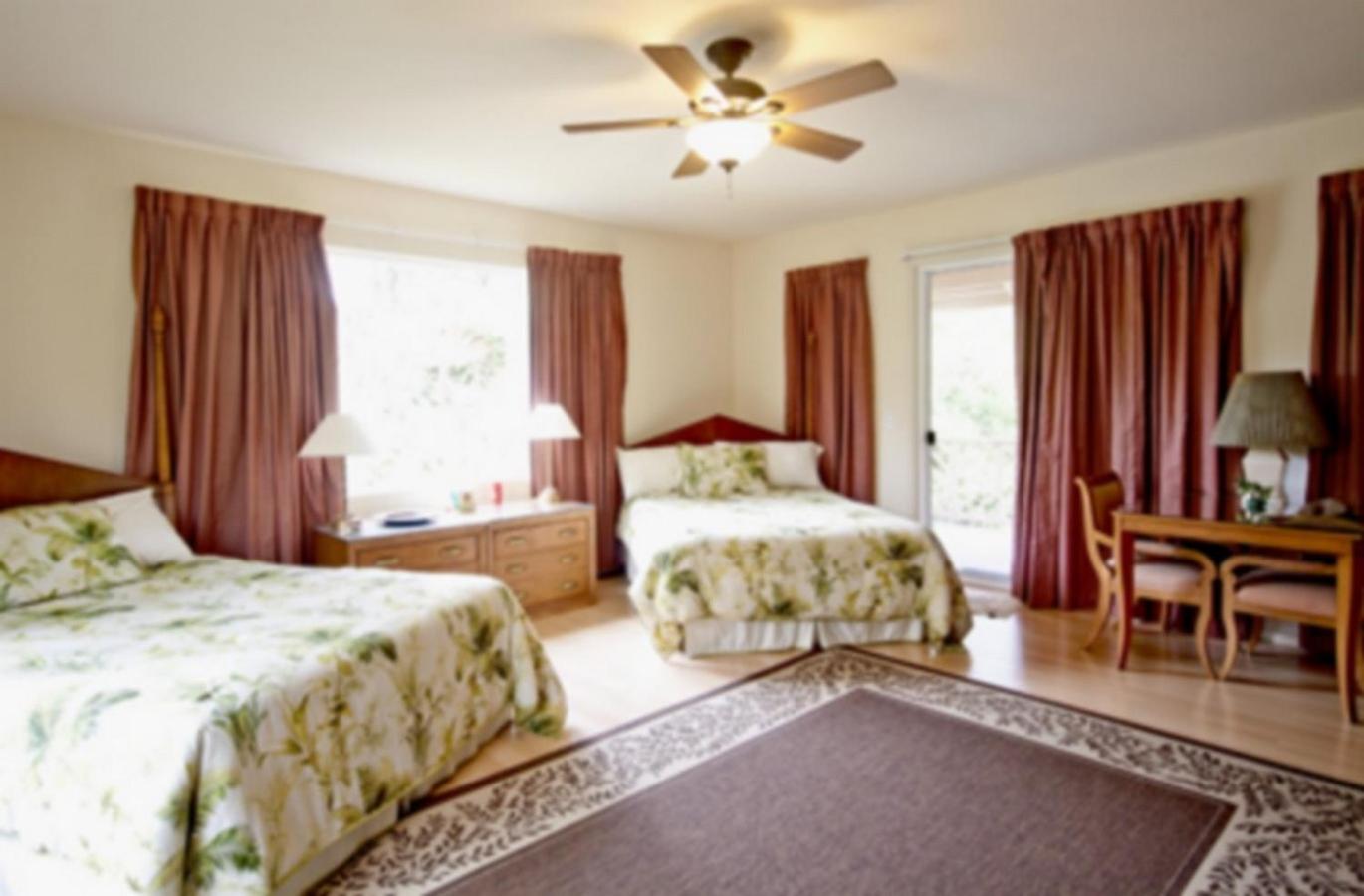 Deluxe Queen Room with Two Queen Beds - Photo 10