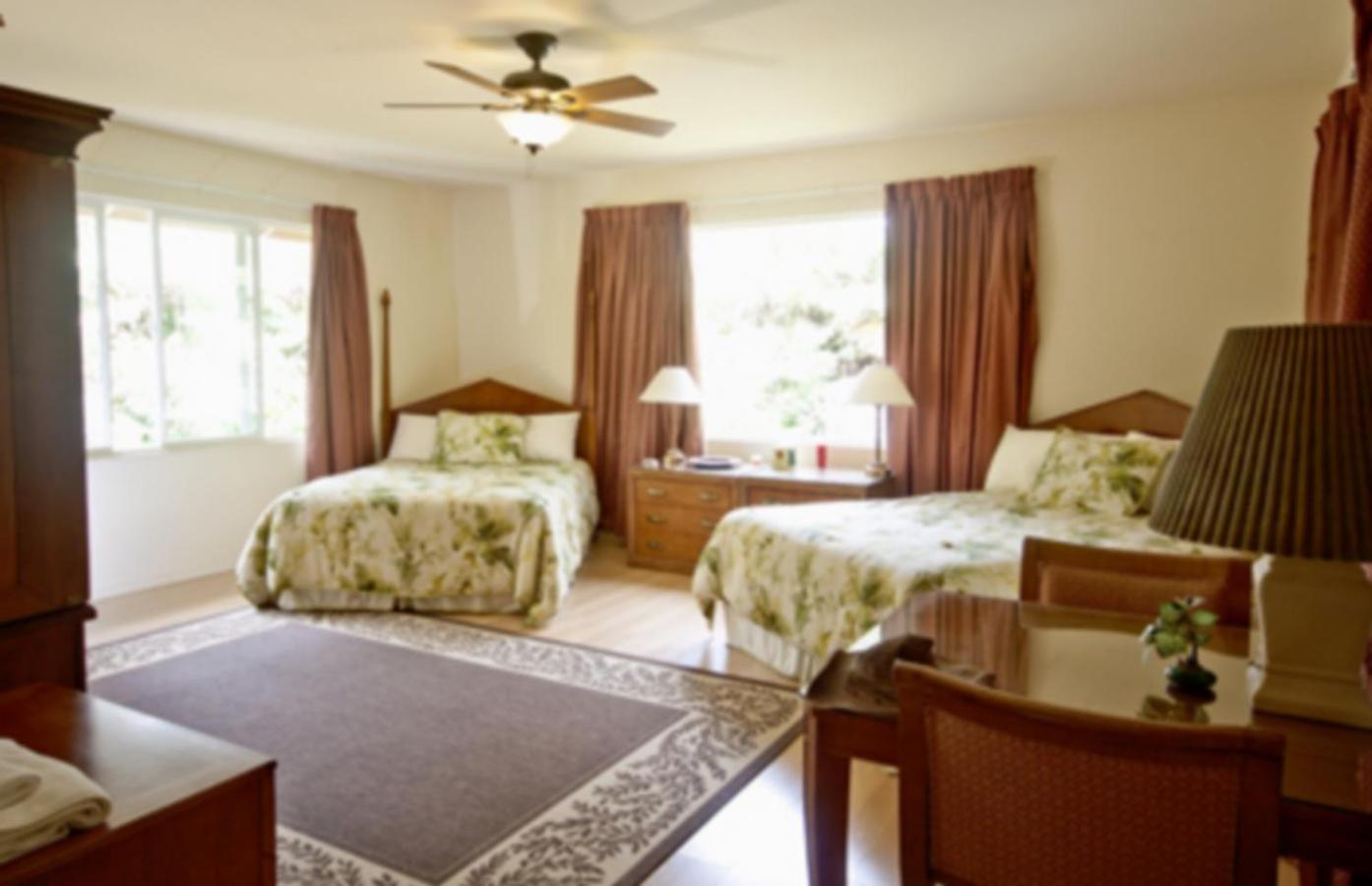 Deluxe Queen Room with Two Queen Beds - Photo 8