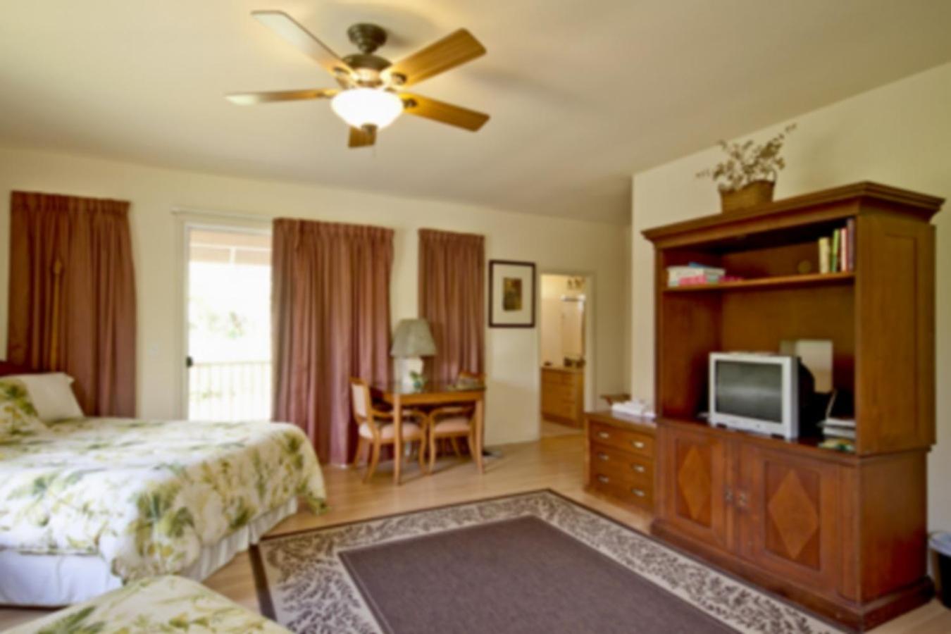 Deluxe Queen Room with Two Queen Beds - Photo 7