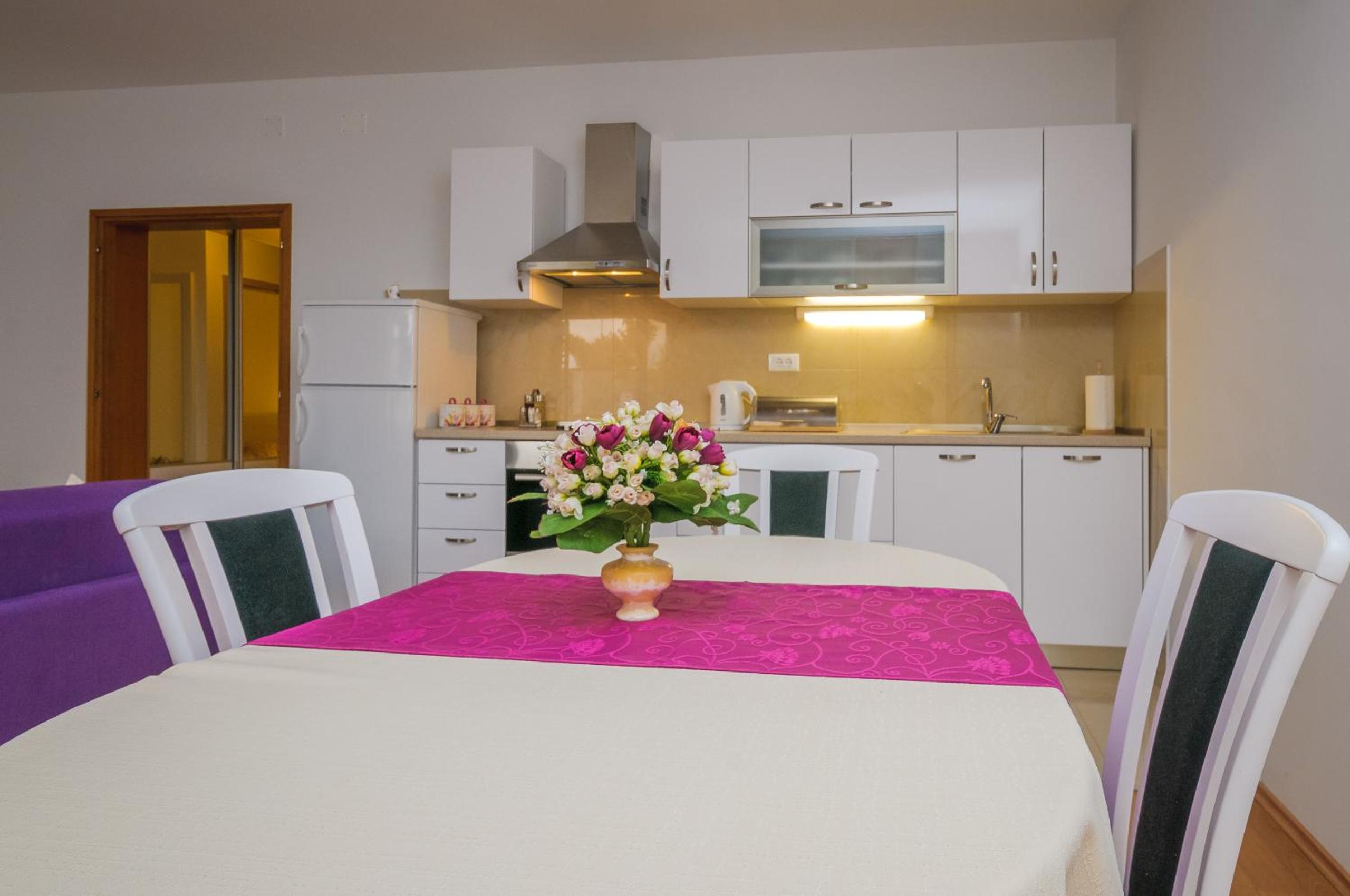 Comfort One-Bedroom Apartment with Balcony and Pool View photo 3