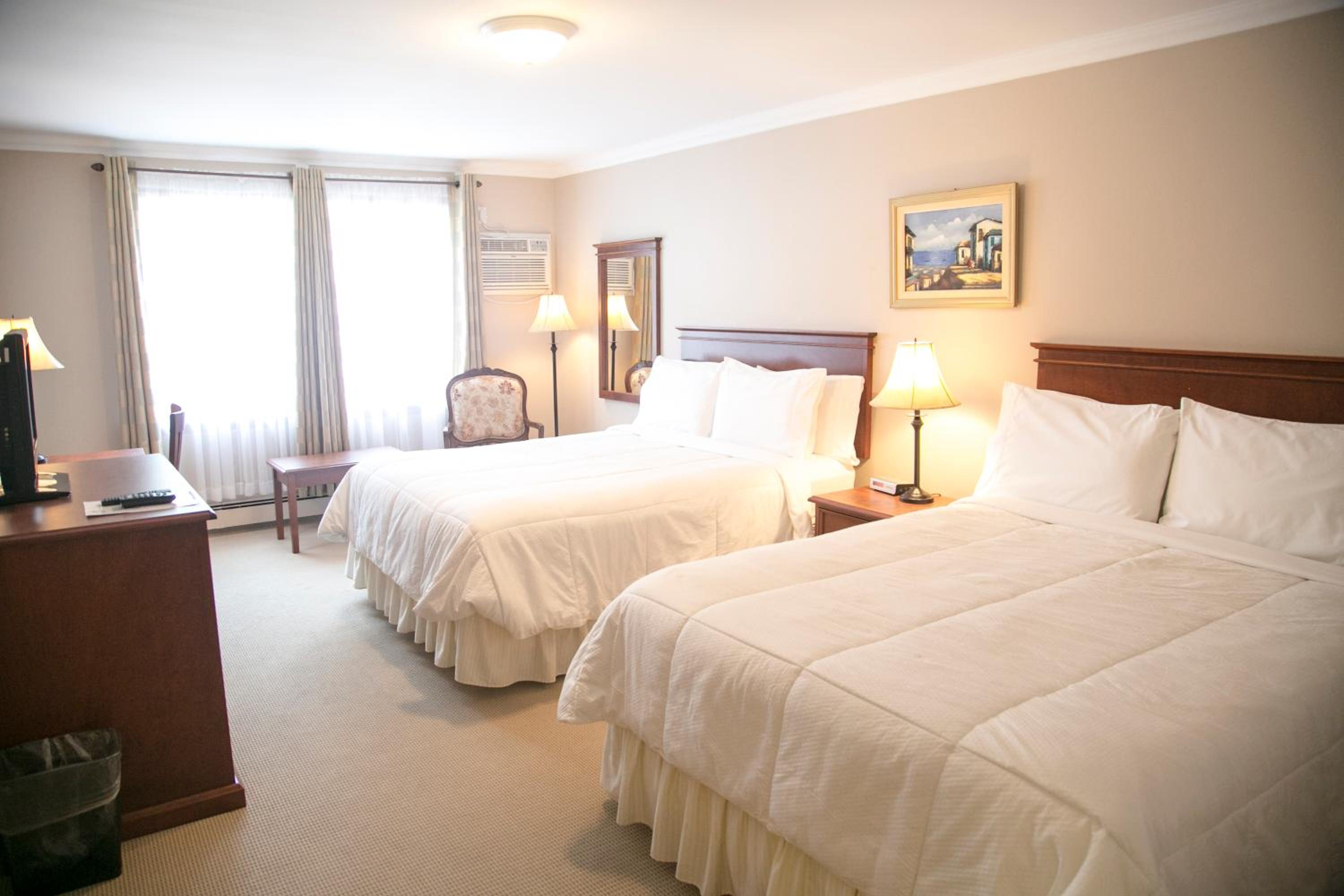 Standard Queen Room with Two Queen Beds photo 3