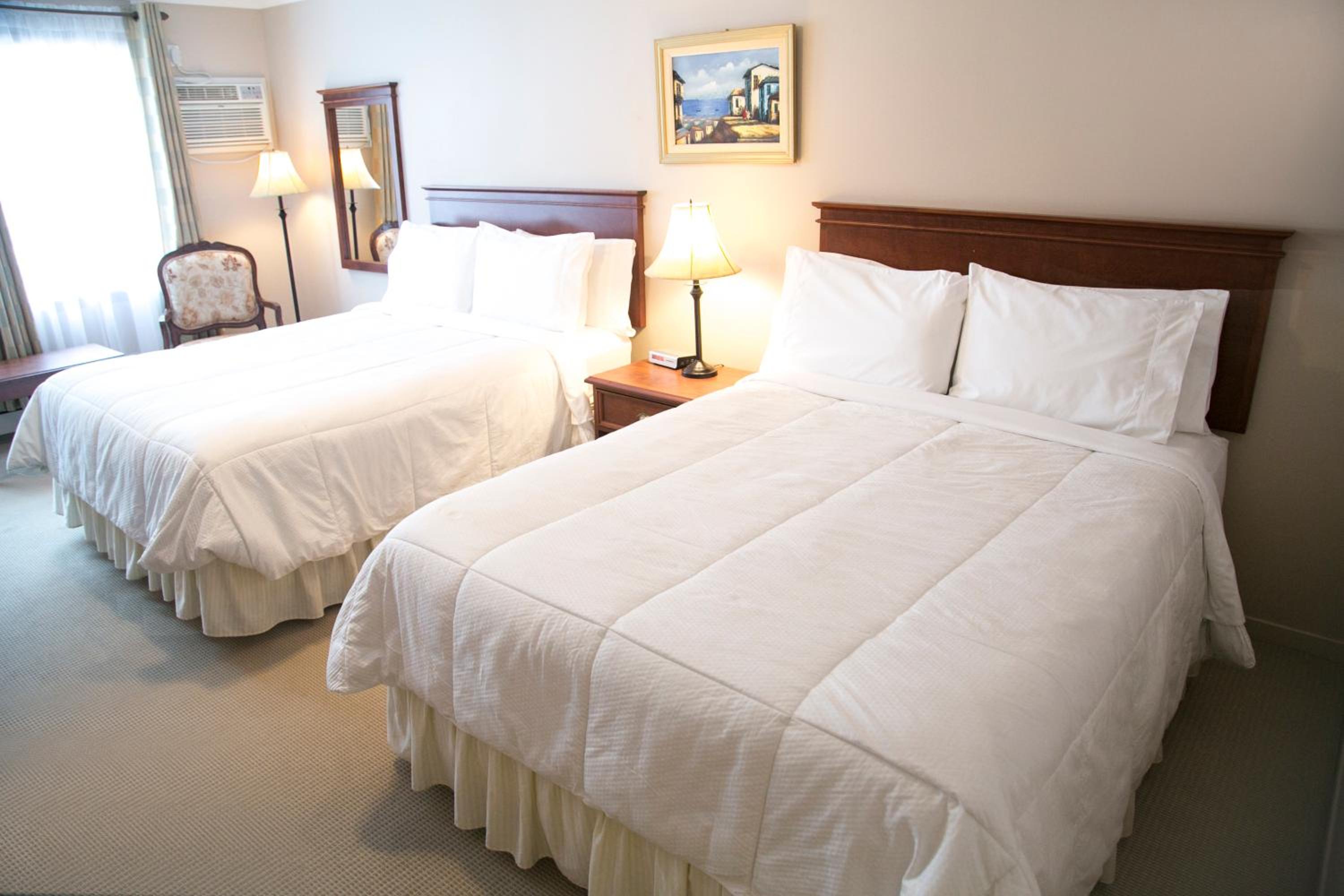 Standard Queen Room with Two Queen Beds photo 2