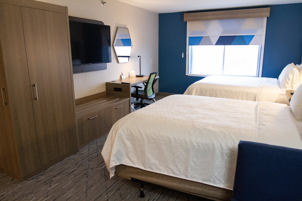 Suite, 2 Queen Beds, Transfer Shower (Mobility Accessible)