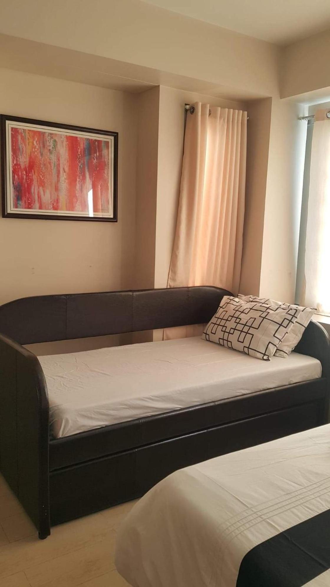 One-Bedroom Apartment - Photo 2