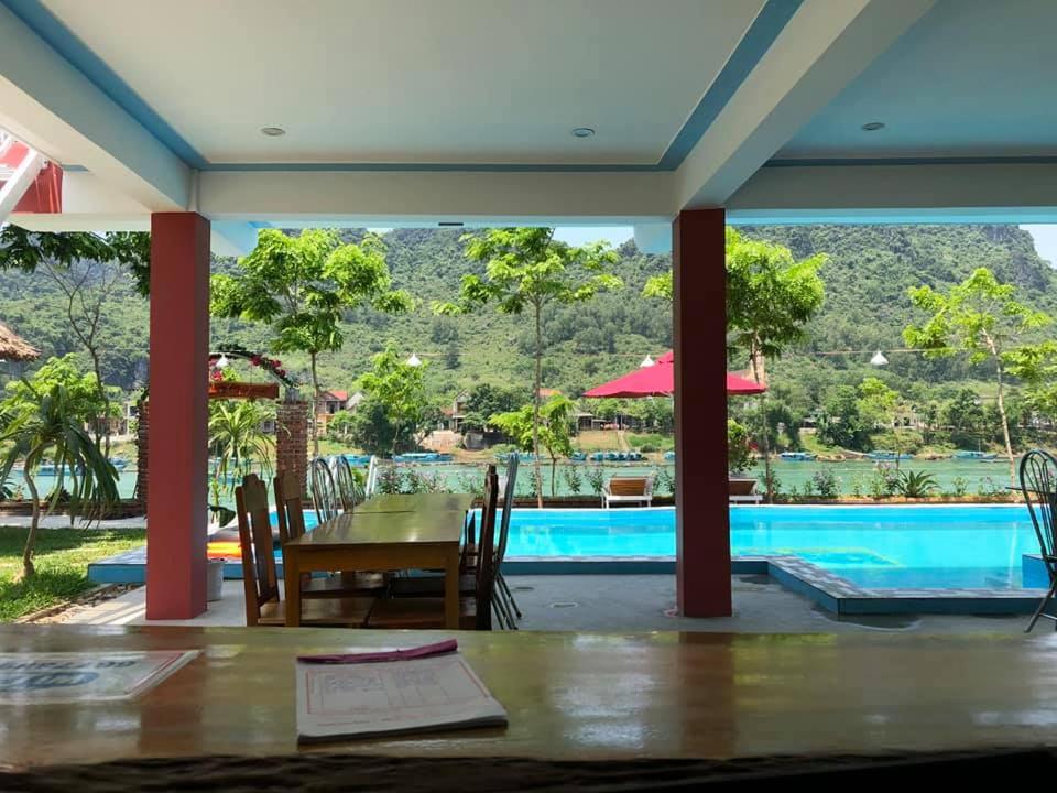 Family Room with Lake View photo 2