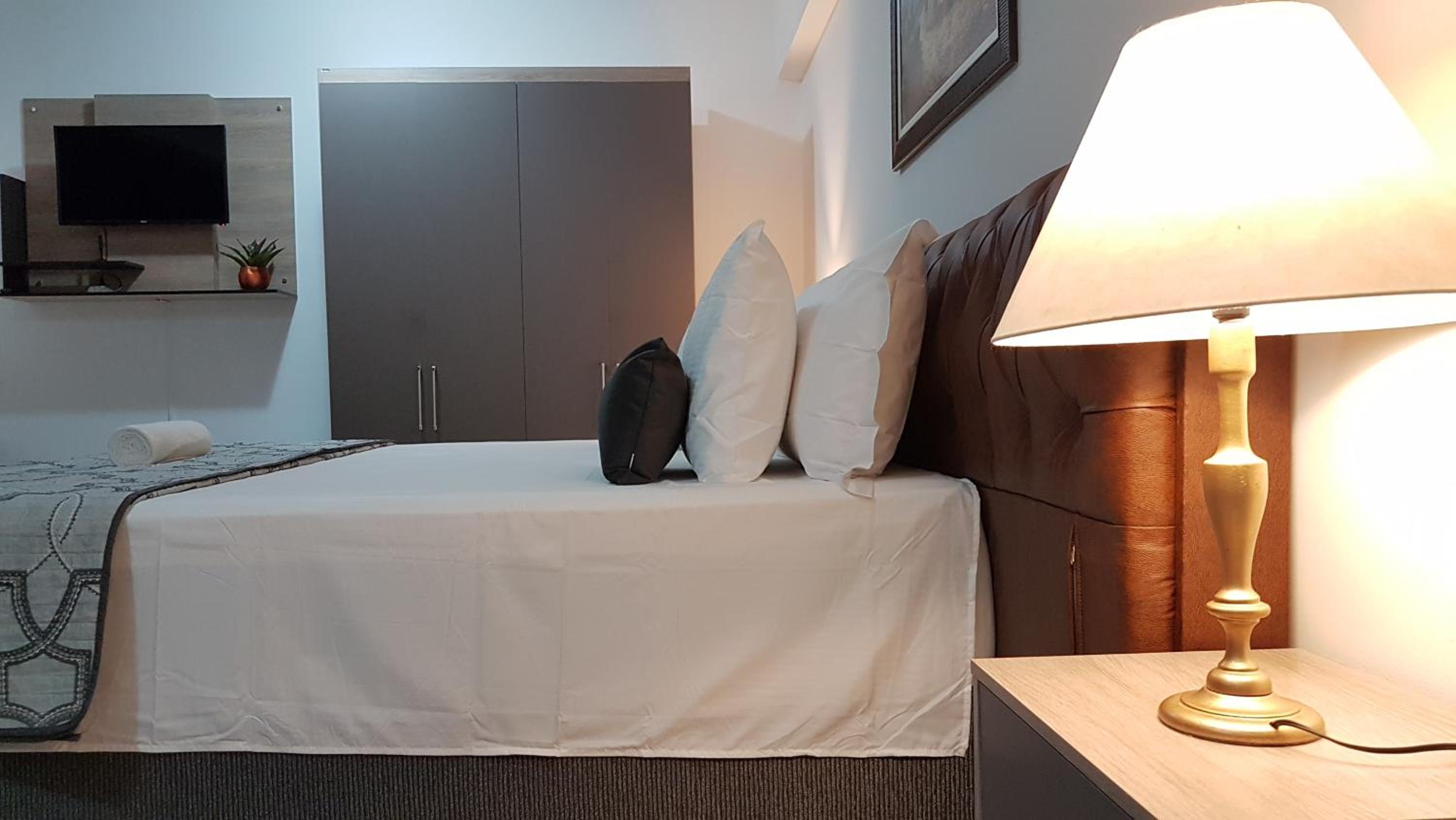 Deluxe King Suite - Photo 5
