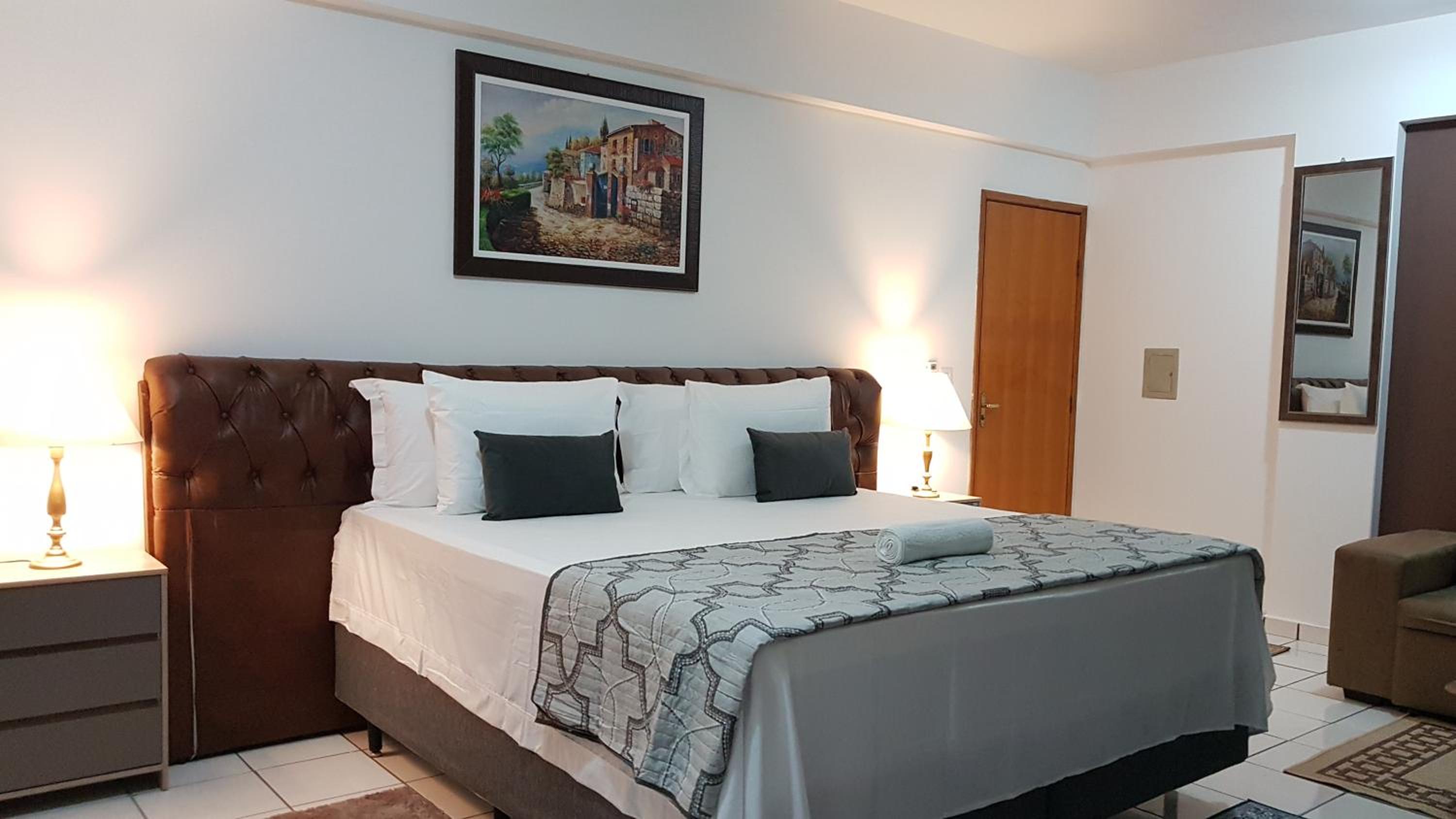 Deluxe King Suite - Photo 8