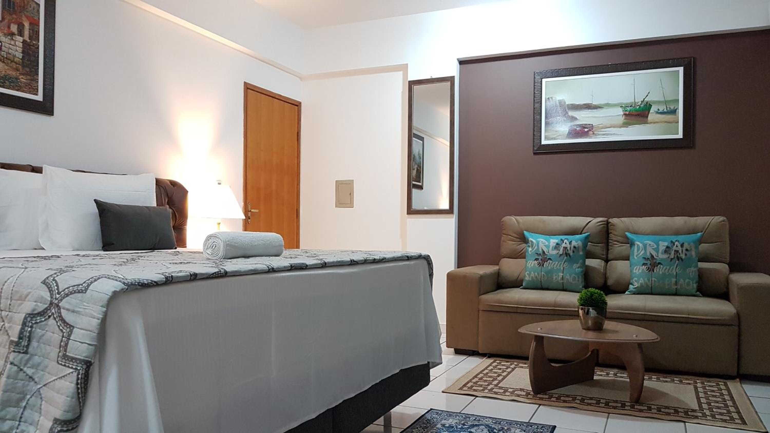 Deluxe King Suite - Photo 7