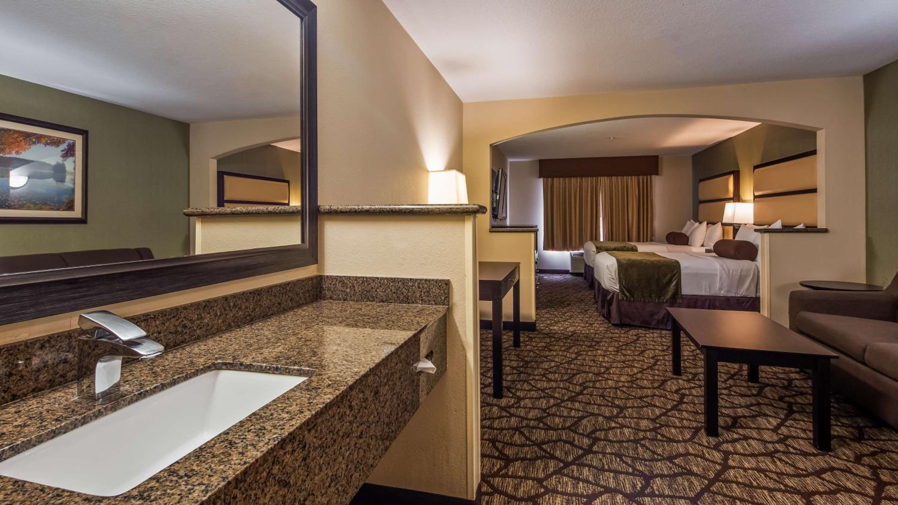 Queen Suite with Two Queen Beds - Non-Smoking - Photo 2
