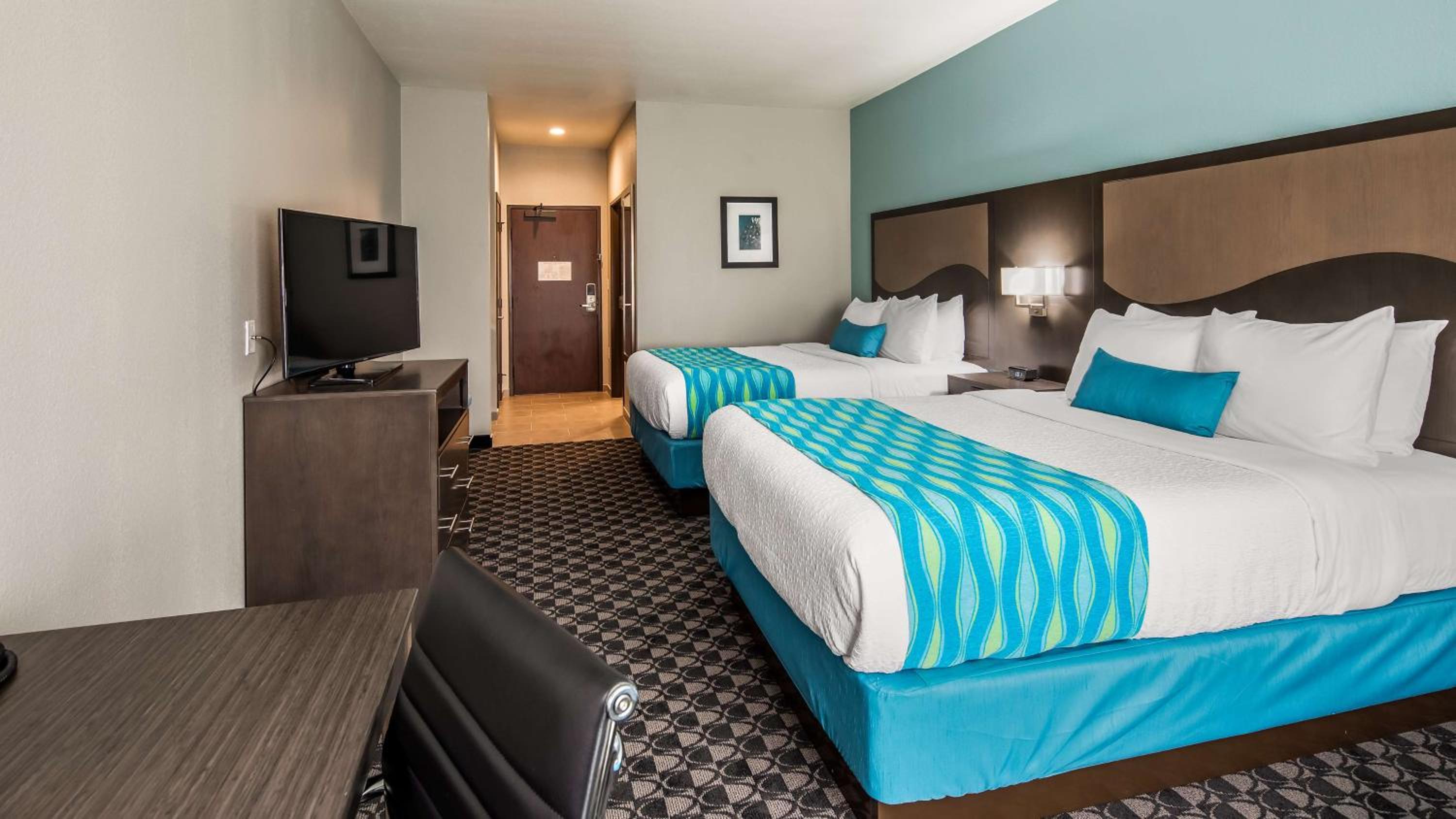 Queen Room with Two Queen Beds - Non-Smoking photo 2