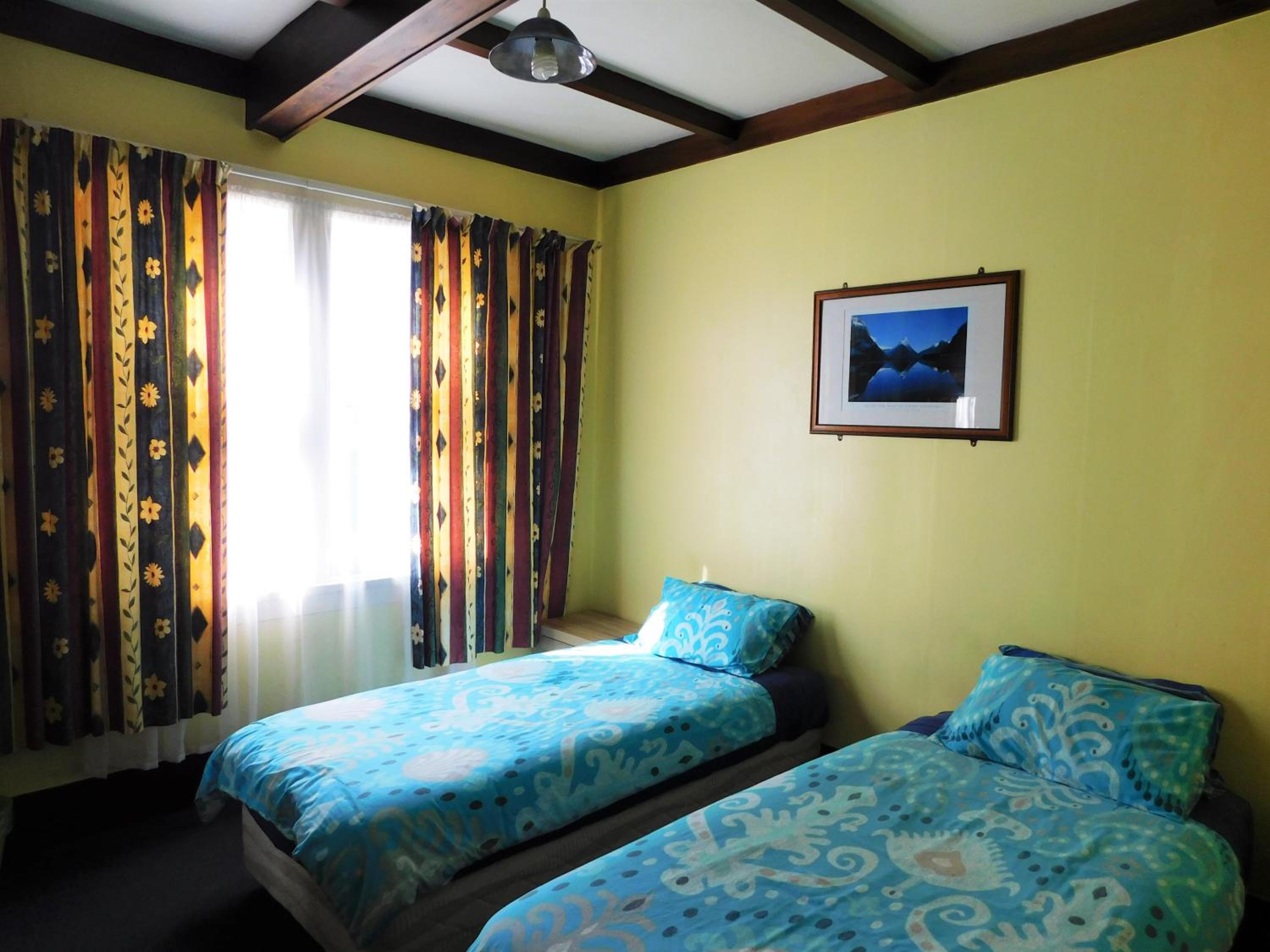 Budget Twin Room - Photo 4
