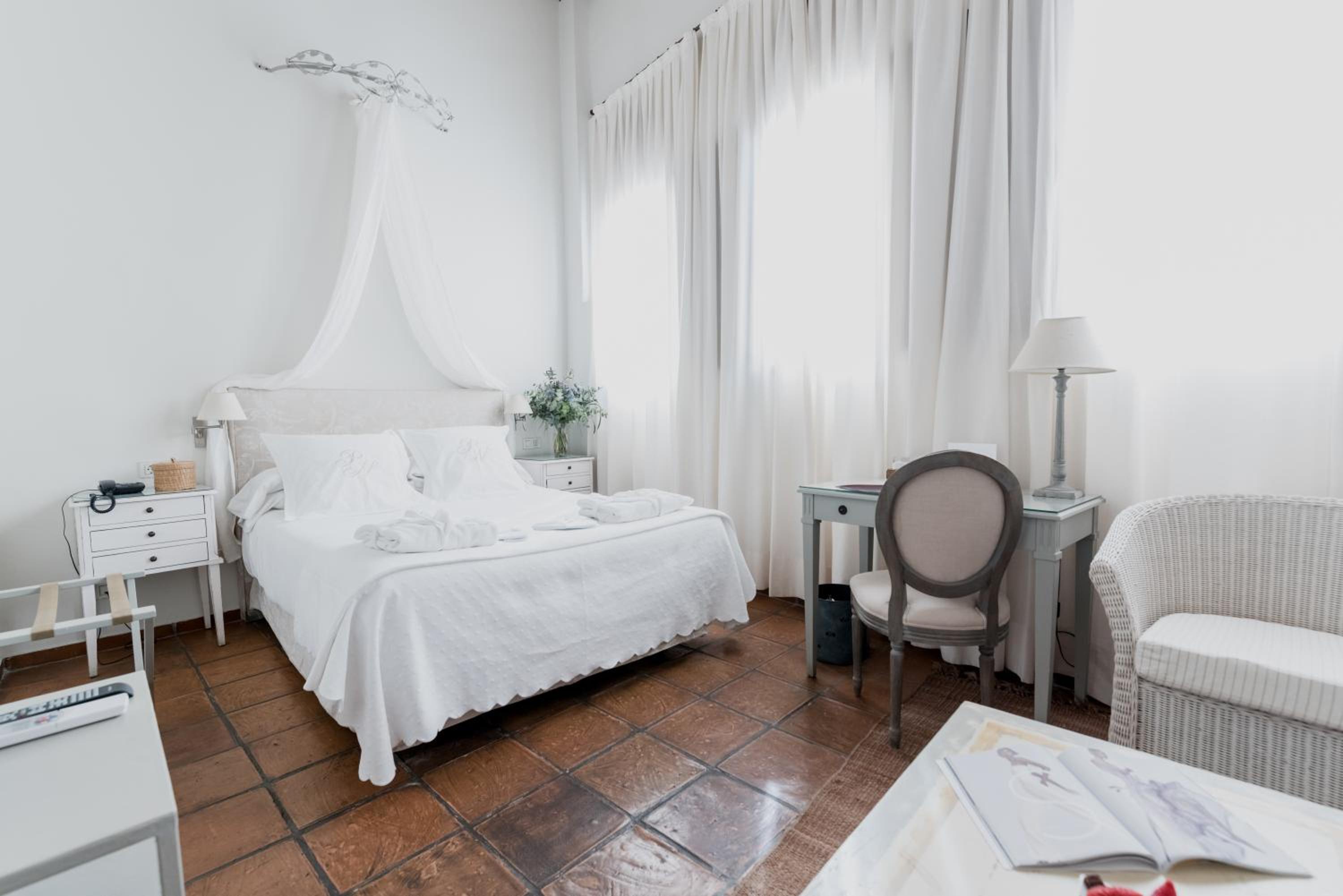 Premium Double Room - Photo 9