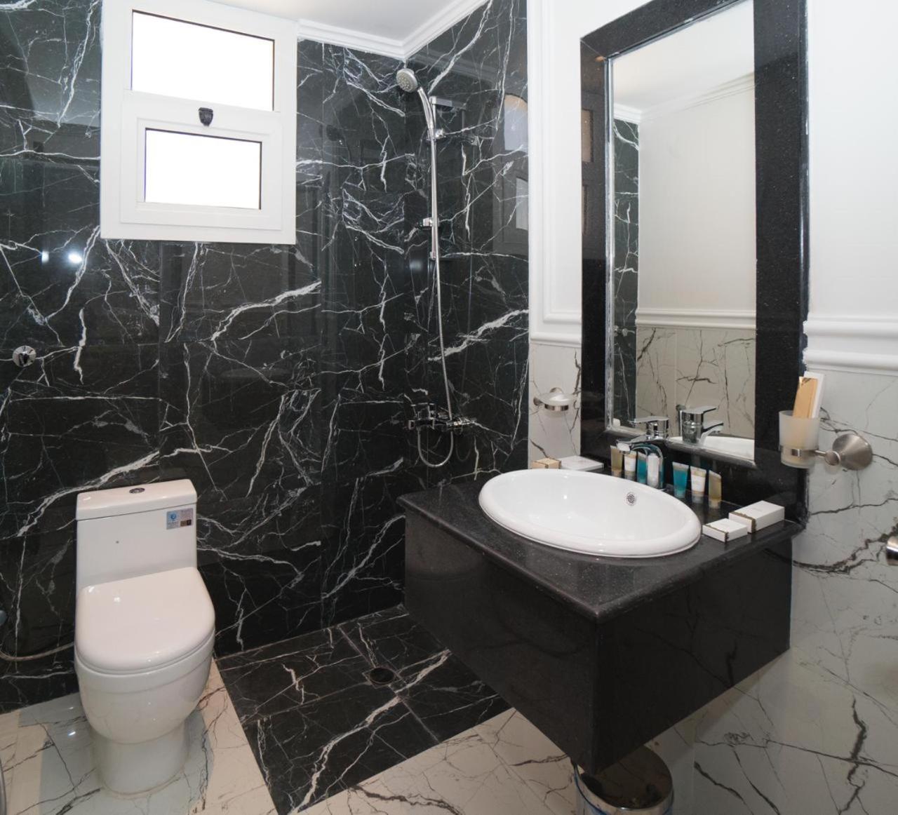 Double Room with Private Bathroom - Photo 2