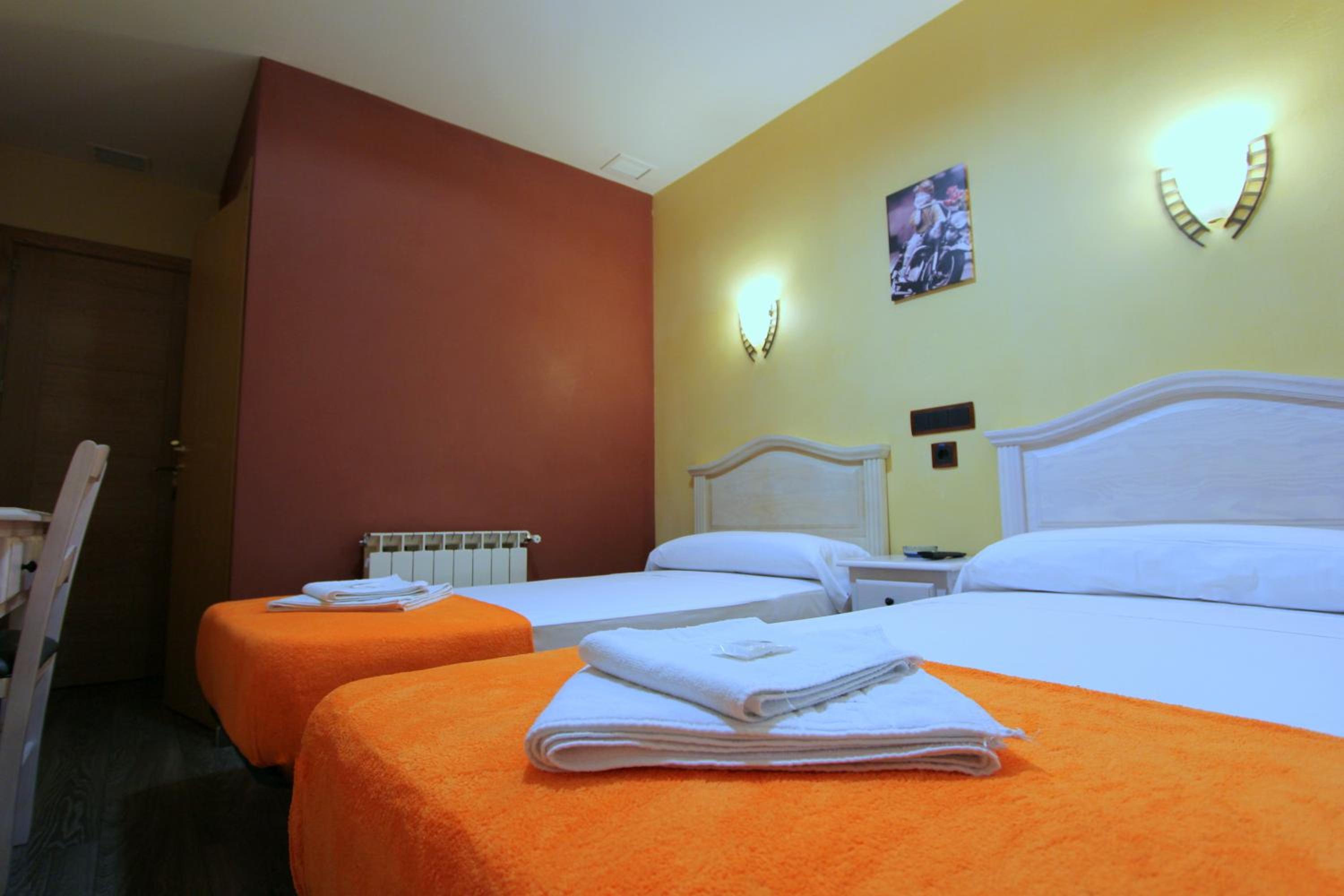 Twin Room - Photo 13