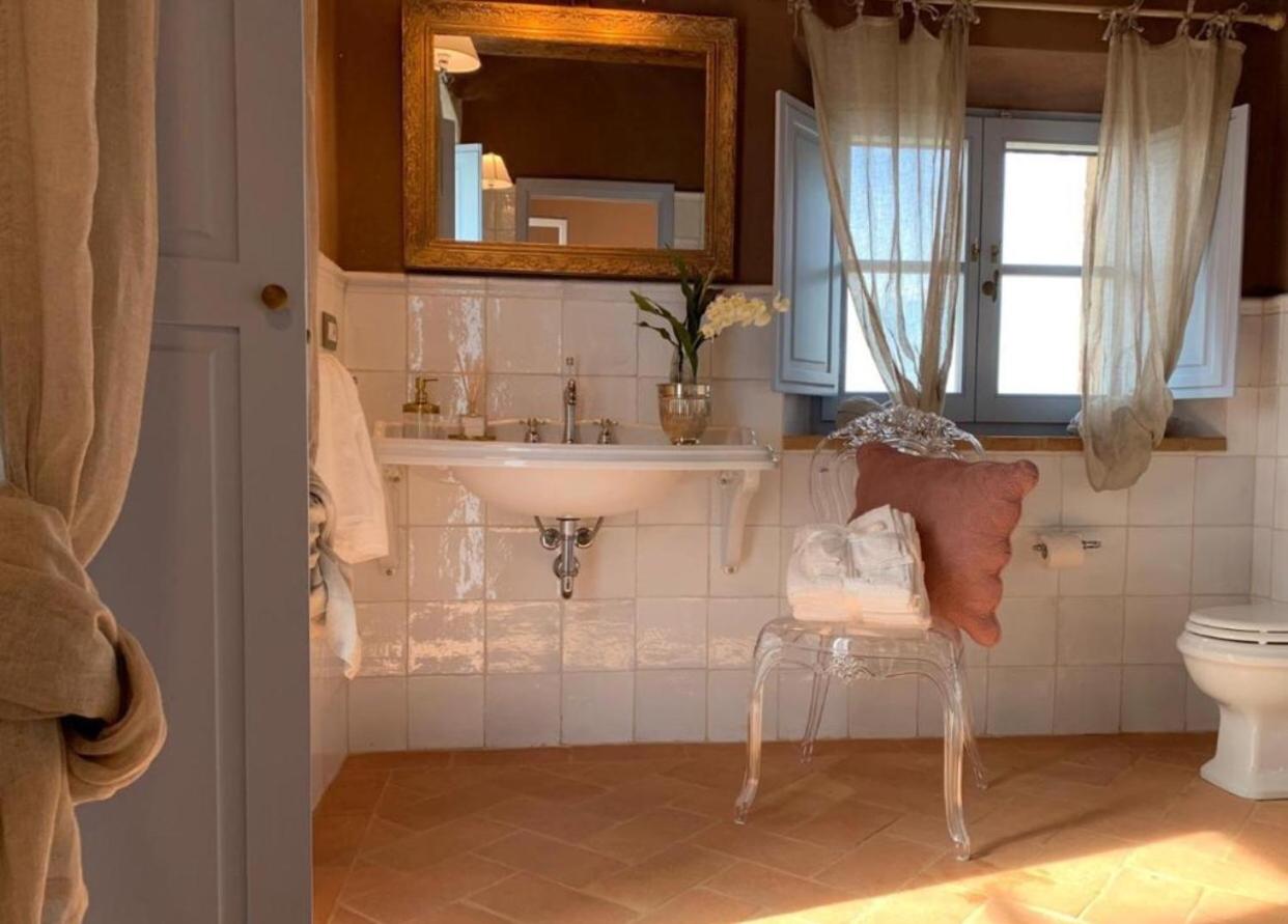 Deluxe Junior Suite - Photo 20