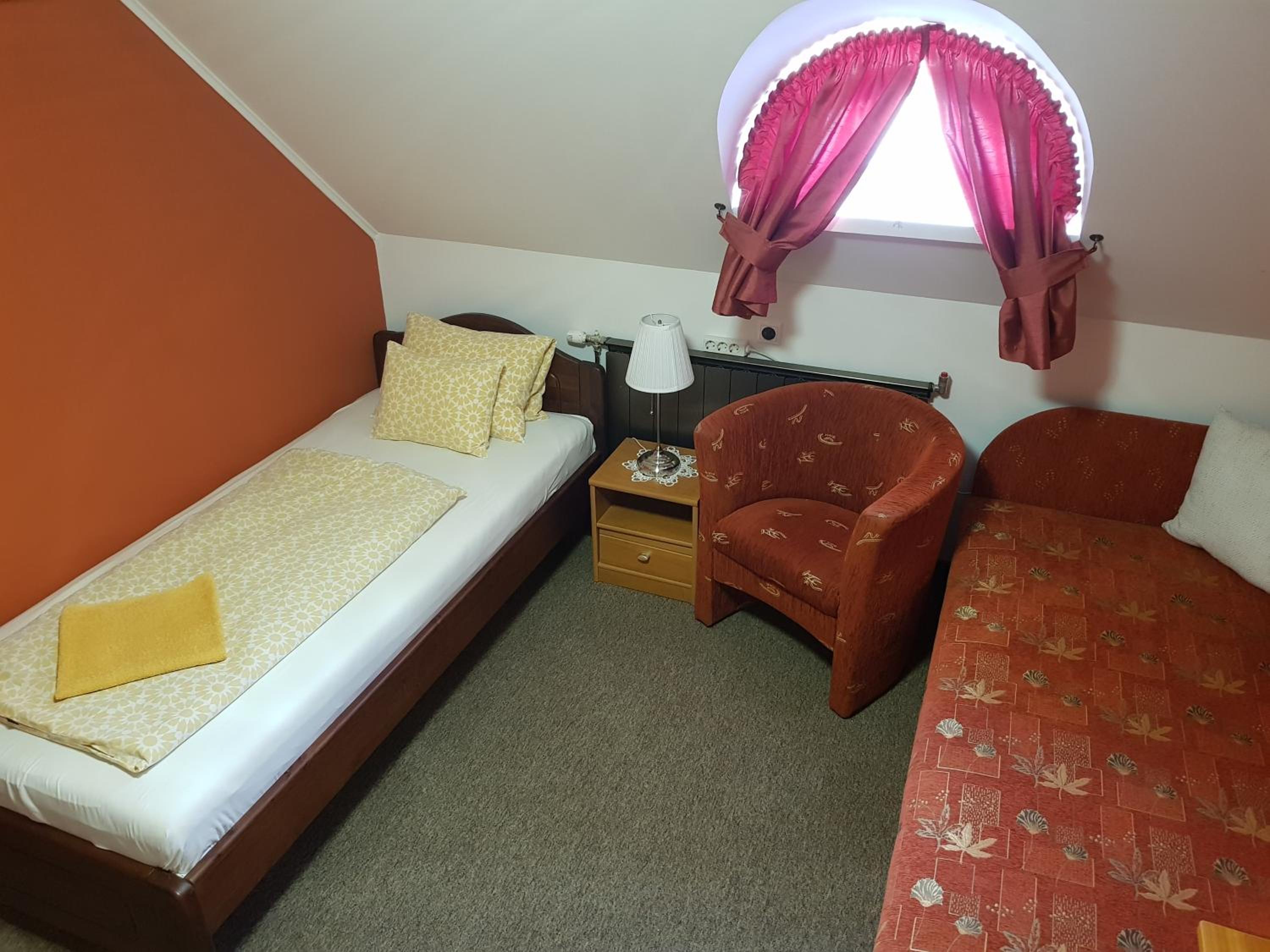 Budget Twin Room - Photo 3