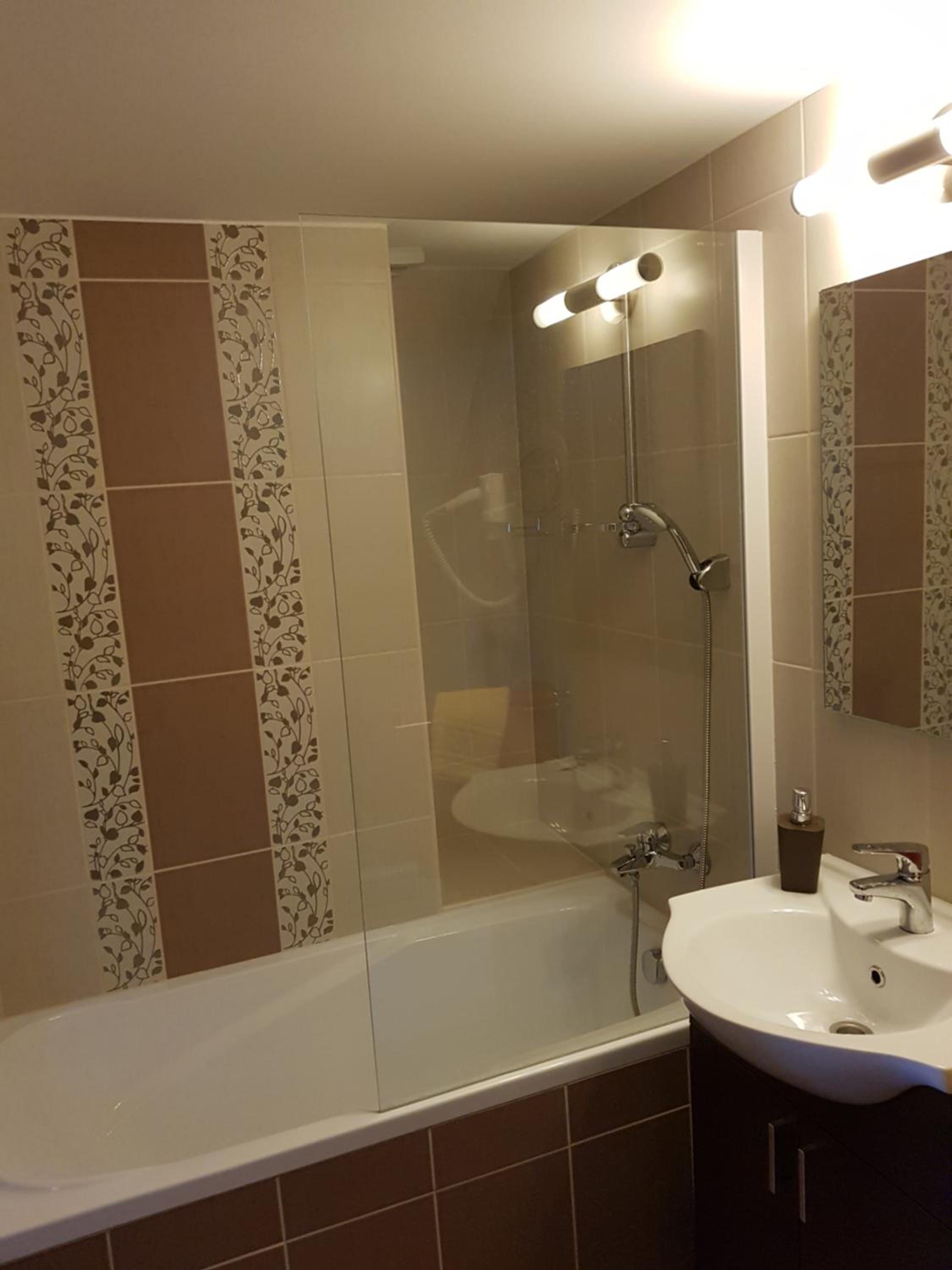 Family Room with Private Bathroom - Photo 4