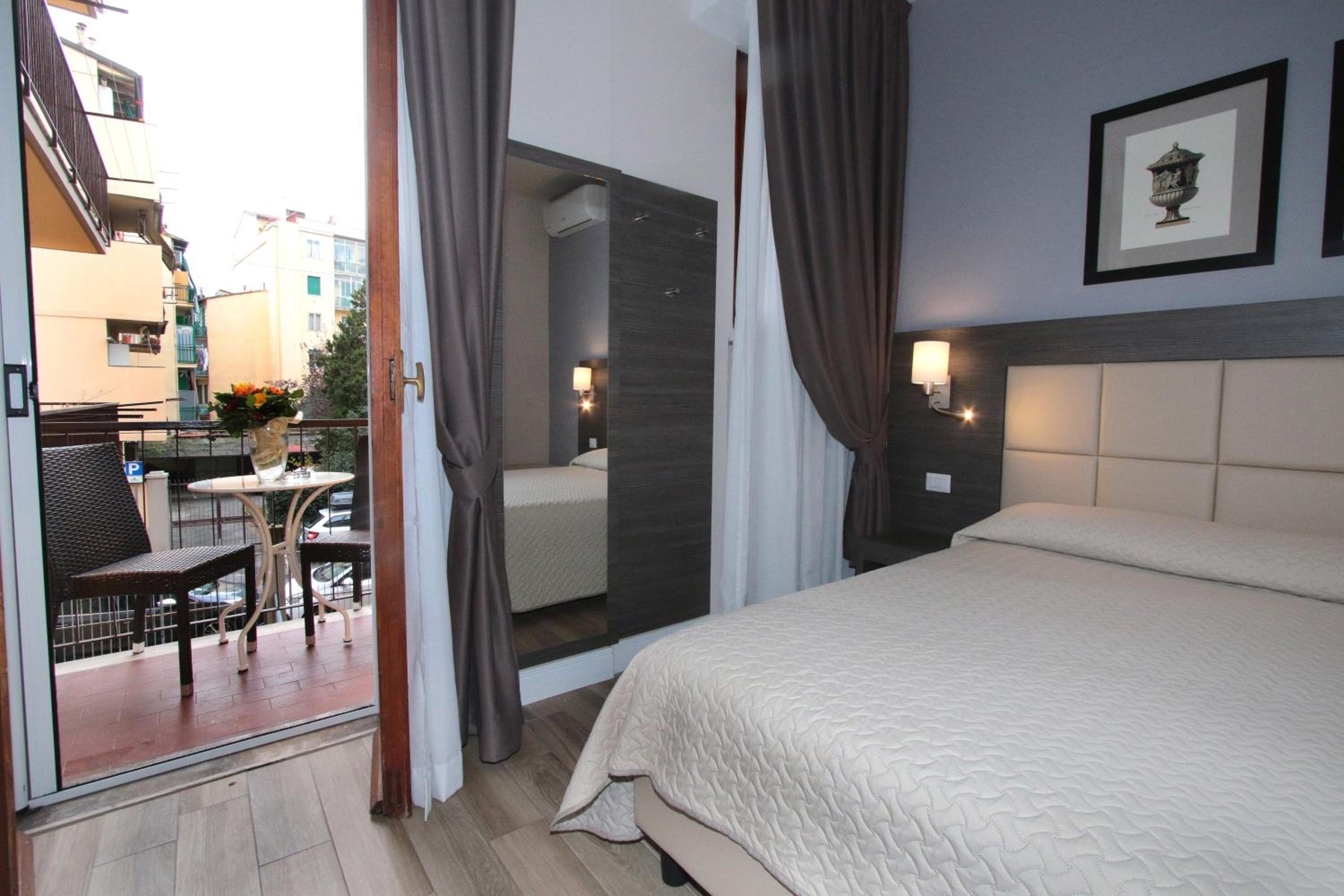 Twin Room with Private Bathroom photo 3