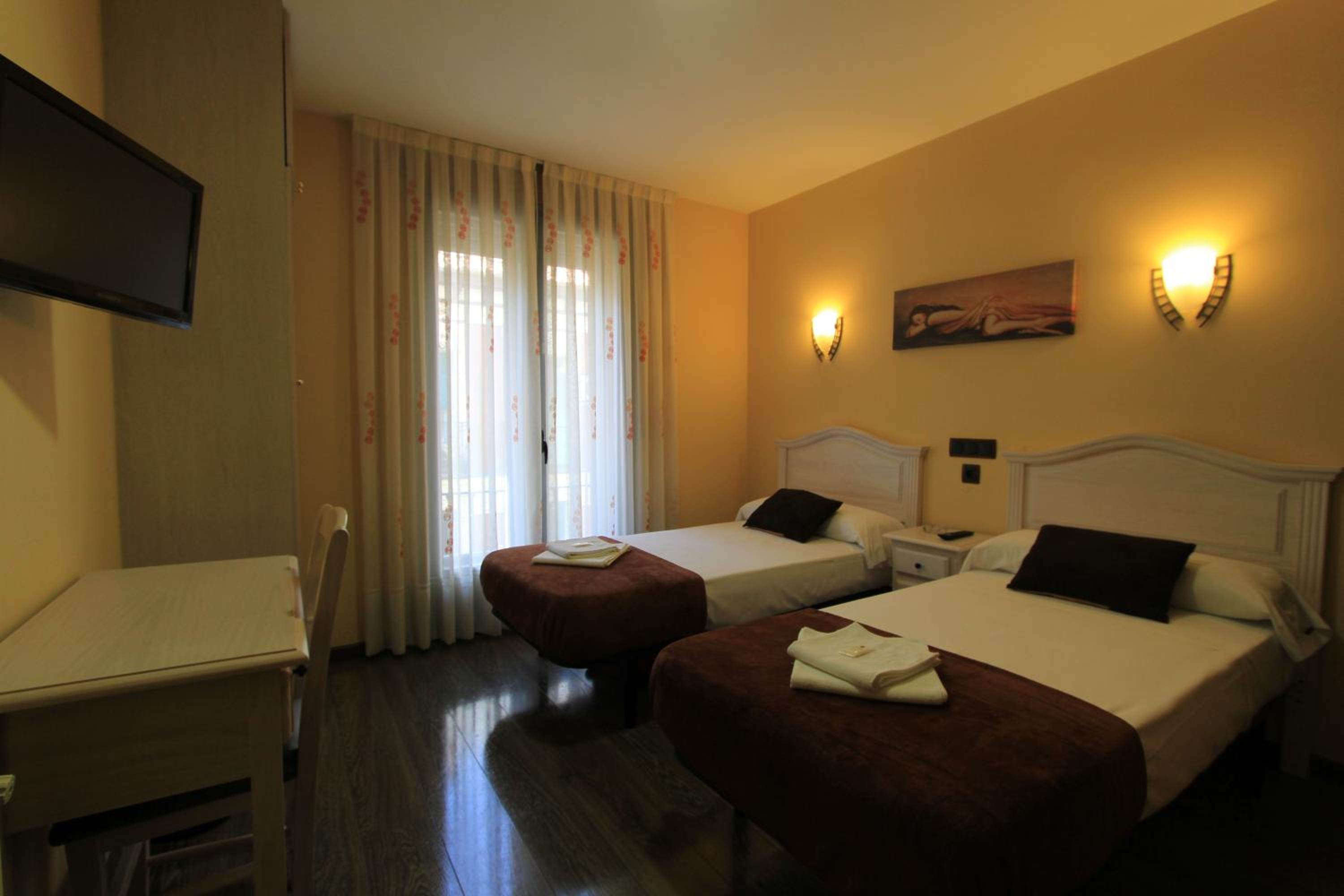 Twin Room - Photo 3