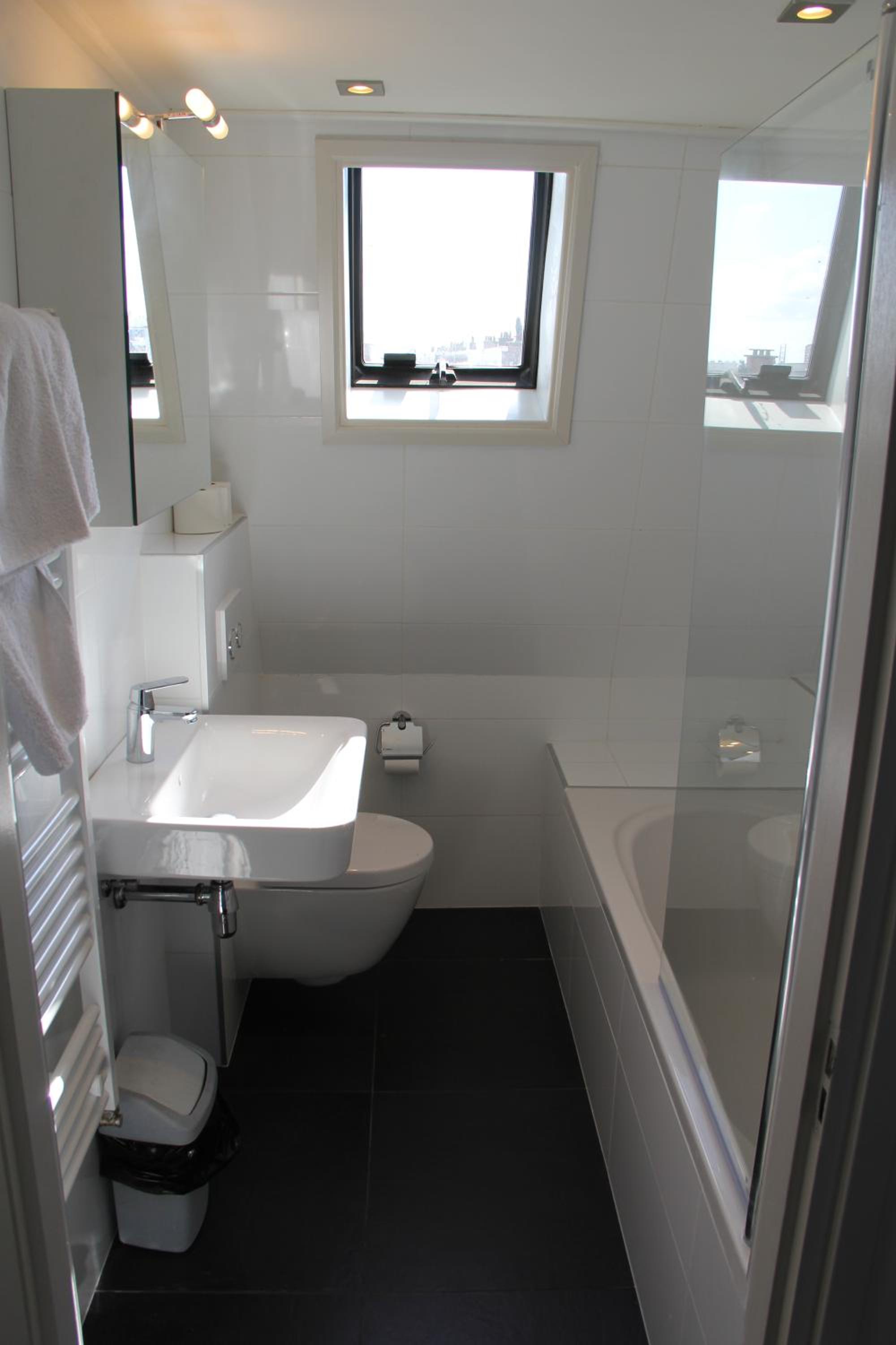 Deluxe Double Room with Bath - Photo 11