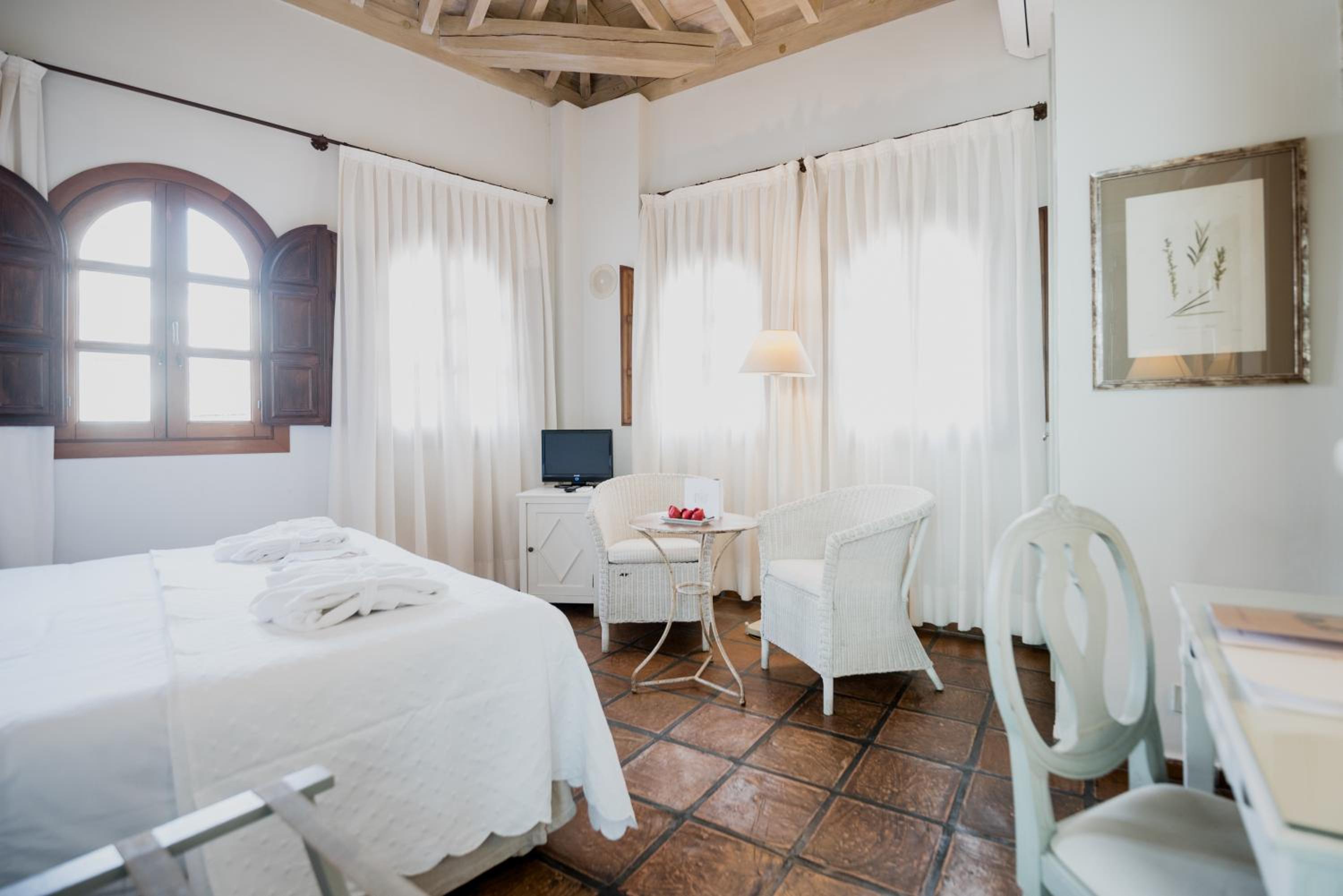 Superior Double or Twin Room - Photo 15
